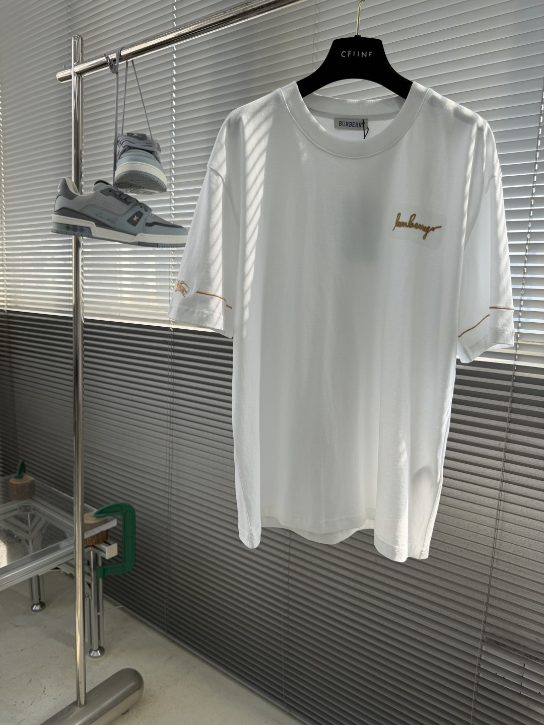 NO:872728,-BBR 26SS spring and summer new cloud cotton round neck short-sleeved men's basic counter short-sleeved T-shirt!  Trading company channels are rare and available on the official website simultaneously!  Dedicated to basic T-shirts, this simple yet stylish piece of clothing has been favored by fashionistas and quality pursuers since its inception!  The fabric is made of custom-made materials that have been treated with special techniques, which not only ensures the breathability and comfort of the clothes, but also allows you to feel the ultimate silky experience with every touch, as if the summer breeze is blowing across your skin, bringing endless coolness and comfort!  The designer cleverly incorporated classic badge embroidery elements at the hem. Every stitch and every thread reveals the craftsman's exquisite skills and ultimate pursuit of details!  The basic yet fashionable straight round neck design not only retains the casualness of the T-shirt, but also uses three-dimensional cutting technology to make the clothes fit the body shape without being tight. Whether it is daily leisure or casual gatherings, it can be easily controlled, showing the confidence and style of the wearer!  Size M-3XL.,,T-shirt,tees,t-shirt,19860909-BBR 26SS春夏新款云朵棉质圆领短袖 男士基础款专柜短袖T恤衫！贸易公司渠道稀出,同步官网发售！基础T恤奉献,这款简约而不失格调的衣物,自问世以来便深受时尚达人与品质追求者的青睐！ 其面料采用了客供定制这是一种经过特殊工艺处理的材质,不仅确保了衣物的透气性与舒适度,更让每一次触摸都能感受到极致的丝滑体验,仿佛夏日微风轻拂过肌肤,带来无尽的清凉与惬意！在下摆处设计师巧妙融入了经典徽章刺绣元素,每一针每一线都透露着匠人的精湛技艺与对细节的极致追求！基础而又不失时尚感的直筒圆领设计,既保留了T恤的随性自在,又通过立体的裁剪工艺,使得衣物贴合身形却不紧绷,无论是日常休闲还是轻松聚会,都能轻松驾驭,展现穿着者的自信与风采！ 尺码M-3XL.,,T-shirt,tees，t-shirt,,Men's clothing