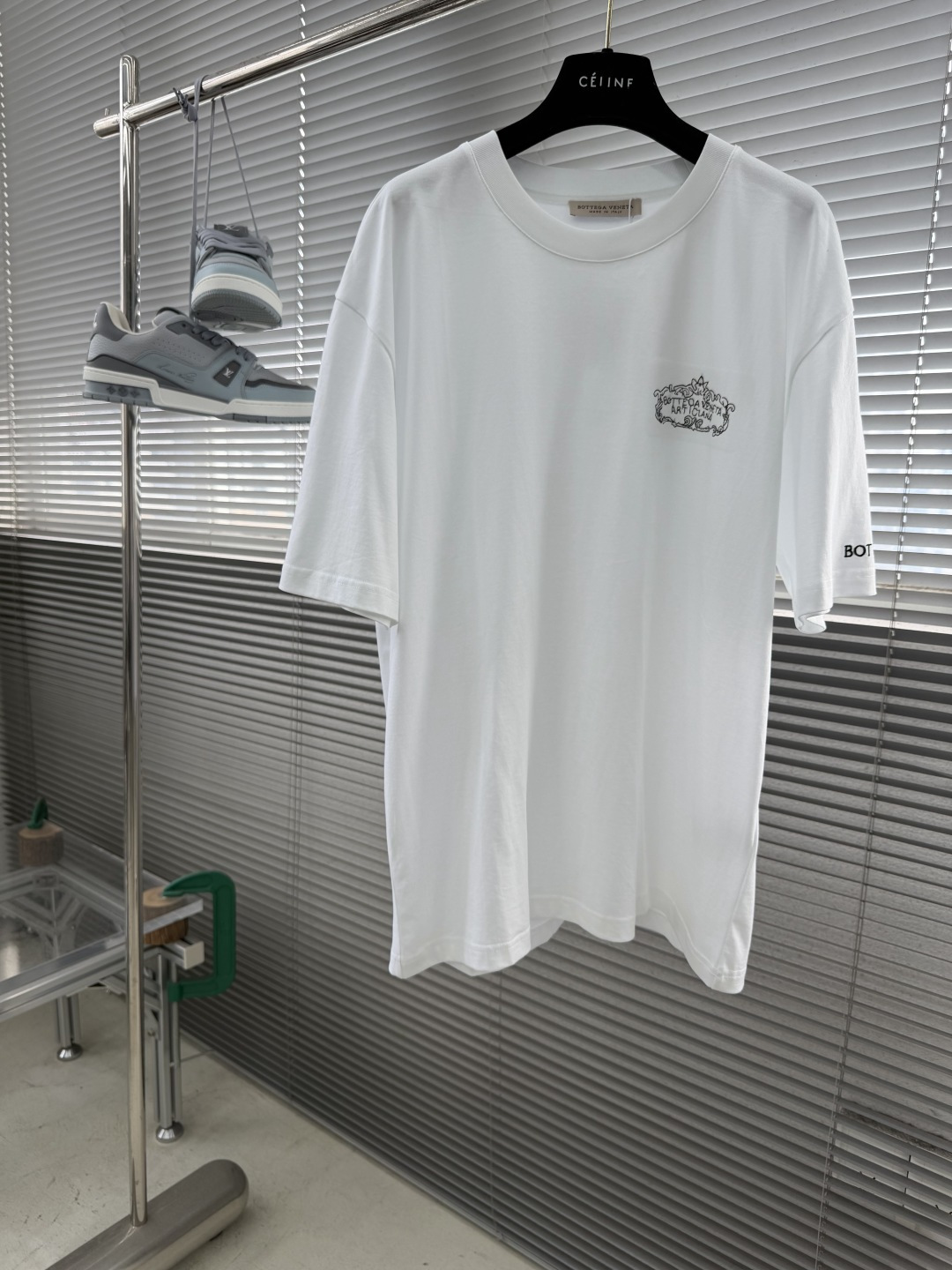 NO:872718,-BV 26SS spring and summer new cloud cotton round neck short-sleeved men's basic counter short-sleeved T-shirt!  Trading company channels are rare and available on the official website simultaneously!  Dedicated to basic T-shirts, this simple yet stylish piece of clothing has been favored by fashionistas and quality pursuers since its inception!  The fabric is made of custom-made materials that have been treated with special techniques, which not only ensures the breathability and comfort of the clothes, but also allows you to feel the ultimate silky experience with every touch, as if the summer breeze is blowing across your skin, bringing endless coolness and comfort!  The designer cleverly incorporated classic badge embroidery elements at the hem. Every stitch and every thread reveals the craftsman's exquisite skills and ultimate pursuit of details!  The basic yet fashionable straight round neck design not only retains the casualness of the T-shirt, but also uses three-dimensional cutting technology to make the clothes fit the body shape without being tight. Whether it is daily leisure or casual gatherings, it can be easily controlled, showing the confidence and style of the wearer!  Size M-3XL.,,bottega veneta,T-shirt,tees,t-shirt,19860909-BV 26SS春夏新款云朵棉质圆领短袖 男士基础款专柜短袖T恤衫！贸易公司渠道稀出,同步官网发售！基础T恤奉献,这款简约而不失格调的衣物,自问世以来便深受时尚达人与品质追求者的青睐！ 其面料采用了客供定制这是一种经过特殊工艺处理的材质,不仅确保了衣物的透气性与舒适度,更让每一次触摸都能感受到极致的丝滑体验,仿佛夏日微风轻拂过肌肤,带来无尽的清凉与惬意！在下摆处设计师巧妙融入了经典徽章刺绣元素,每一针每一线都透露着匠人的精湛技艺与对细节的极致追求！基础而又不失时尚感的直筒圆领设计,既保留了T恤的随性自在,又通过立体的裁剪工艺,使得衣物贴合身形却不紧绷,无论是日常休闲还是轻松聚会,都能轻松驾驭,展现穿着者的自信与风采！ 尺码M-3XL.,,bottega veneta,T-shirt,tees，t-shirt,,Men's clothing