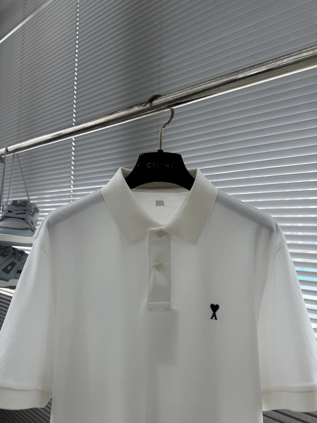 -Ami    珠地面料翻领Polo衫面料质感在线，舒适亲肤，上身穿着挺括有型！码数：S M L XL 