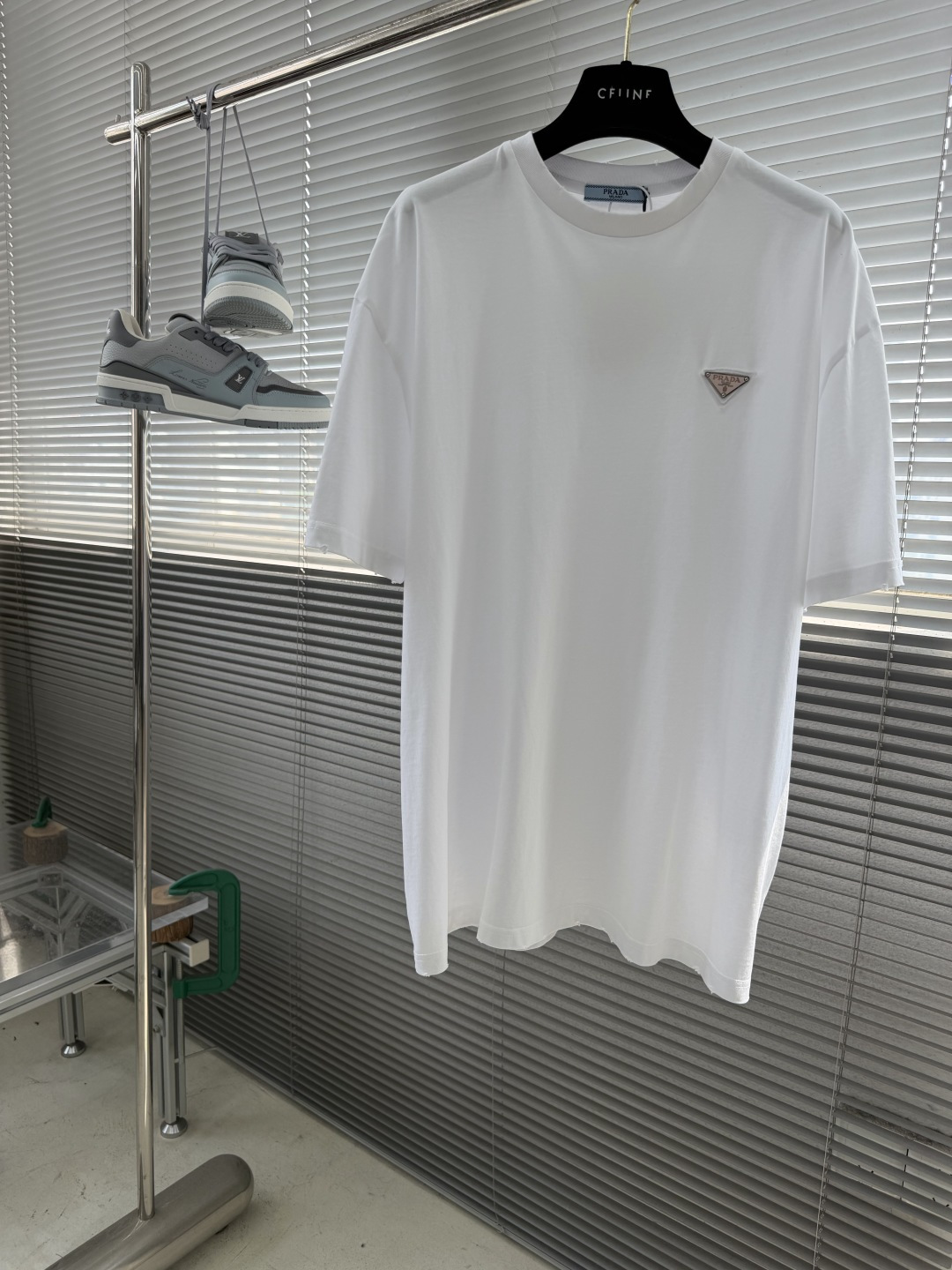 NO:872708,-PRAD washed naturally frayed steel label short sleeves are made of 16 single yarn combed cotton. The threads are made of 1*1 matched Salona. Ready-to-wear wash - natural fraying - local holes, original molded custom accessories, enamel plating process, brand logo engraved on the surface. This soft and skin-friendly round neck short sleeve is embellished with classic steel labels, and the whole body of the garment is frayed and destroyed. Size S M L XL Bust 114 118 122 126 Length 72747678 Shoulder width 51525354,,prada,T-shirt,19860909-PRAD 洗水自然磨破钢标短袖 采用16支单纱精梳棉. 螺纹采用1*1配套索罗纳. 成衣洗水-自然磨破-局部破洞, 原版开模定制辅料,琺琅电镀工艺,面上刻字品牌标识. 这款柔软贴肤的圆领短袖采用经典钢标做为点缀,衣服全身做有磨破与破坏工艺. 码数S M L XL 胸围 114 118 122 126 衣长72747678 肩宽51525354,,prada,T-shirt,,Men's clothing