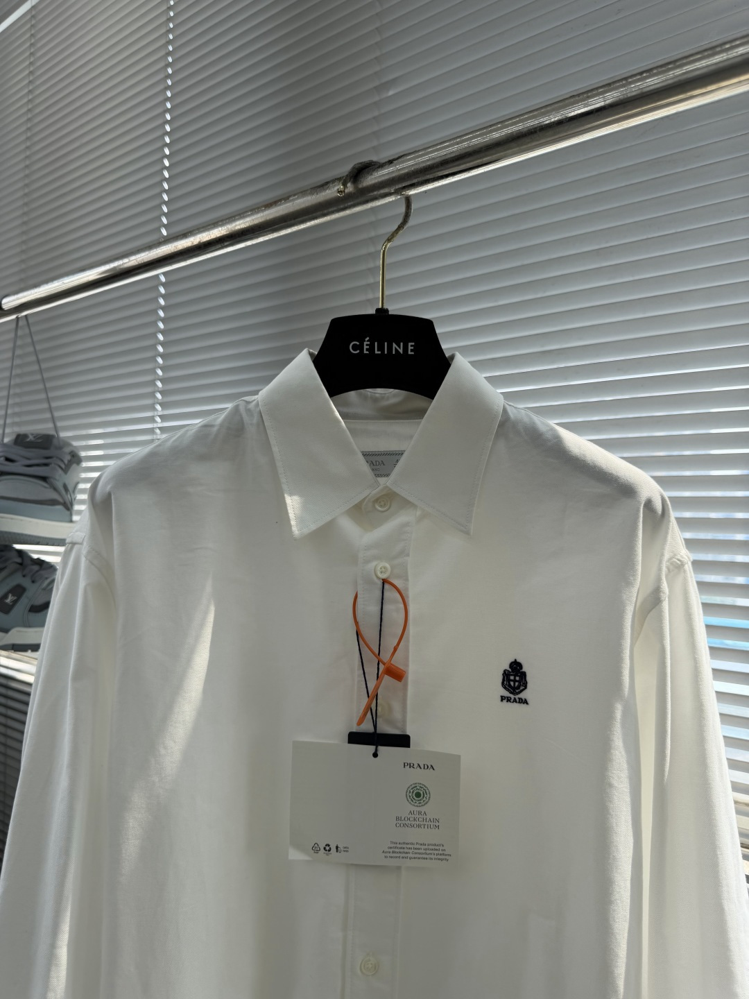 -PRAD    刺绣徽标衬衫定制奢韧双纬牛津纺 挺括有型 舒适透气 以温柔的月光浸白为底 勾勒高级感的
