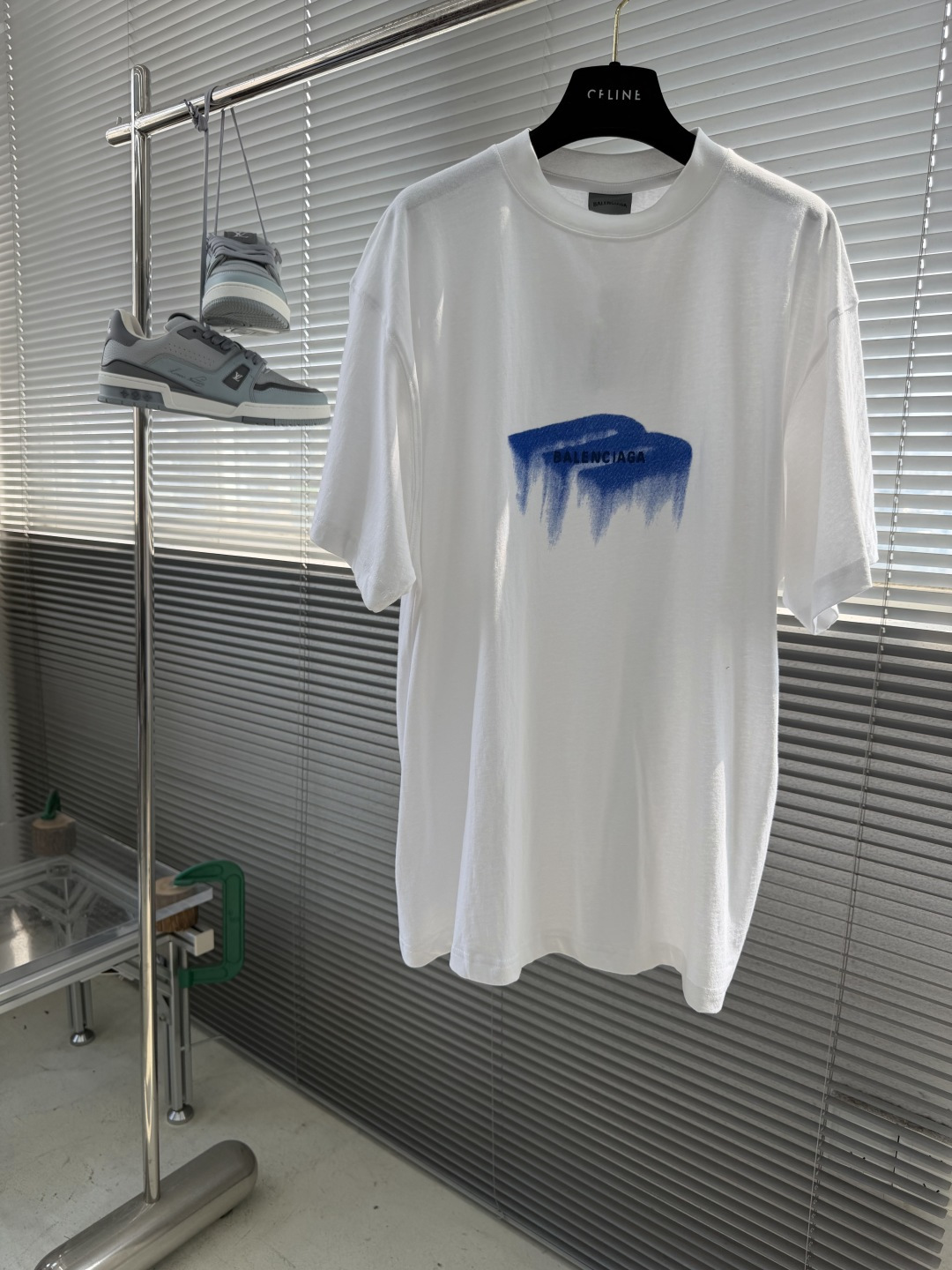 NO:870550,-Balenciag embroidered graffiti short-sleeves. Customized cloud-like luxurious plain cotton. Soft, breathable, comfortable and skin-friendly. Moonlight-soaked white as the base, creating a transparent and relaxing atmosphere. The chest is embellished with Wet Brush art print and Balenciag* letter embroidery. Cobalt blue brushstrokes hang down to deconstruct street poetry. With artistic texture as the bone and street trend as the soul, continue to write the beauty of symbiosis of luxury and fashion. Go out with the same series of suits to form a walking luxury art. Use glue graffiti printing.  The printing has been modified three times with the film screen. Use glue liquid paint to print the pattern on the fabric. Bake the fabric to fix the printed pattern. Use imported machine embroidery technology. Use advanced computer control system and precision mechanical parts to realize the Balenciaga logo embroidery work. High precision. The lines are smooth and delicate. The fabrics have been fermented and washed. The texture is better. Not easy to deform. Not easy to shrink. Not easy to fade. Maintain long-term beauty. Size S M L XL Bust 116 124 128  Length 72747678 Shoulder width 50.5 52 53.5 55,,balenciaga,T-shirt,19860909-Balenciag 刺绣涂鸦短袖 定制云絮奢润平纹棉 柔软透气 舒适亲肤 以月光浸白为底 晕染通透松弛氛围 胸前缀以Wet Brush艺术印花与Balenciag*字母刺绣 钴蓝笔触垂落间 解构街头诗意 以艺术肌理为骨 街头潮流为魂 续写奢潮共生之美 同系列套装出行 自成行走的奢潮艺术 采用胶浆涂鸦印花 印花经过三次菲林网板修改 使用胶浆液体涂料在织物上打印图案 烘烤织物以固定印刷图案 采用进口机刺绣工艺 使用先进的计算机控制系统和精密的机械部件 实现Balenciaga标识刺绣工作 精度高 线条流畅而细腻 面料都经过酵洗 手感质感更佳 不易变形 不易缩水 不易褪色 保持长久的美观 尺码 S M L XL 胸围 116 124 128 衣长72747678 肩宽50.5 52 53.5 55,,balenciaga,T-shirt,,Men's clothing