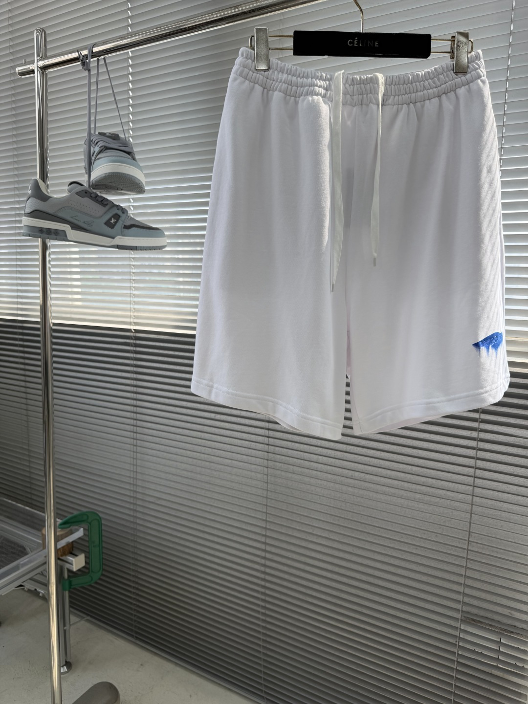 NO:870543,-Balenciag embroidered graffiti shorts. Customized cloud-like luxurious cotton. Drape soft and waxy. Comfortable and skin-friendly. Made of moonlight white as the base, with a transparent and relaxed atmosphere. The left leg is embellished with Wet Brush art print and Balenciag* letter embroidery. Cobalt blue brushstrokes hang down to deconstruct street poetry. With artistic texture as the bone and street trend as the soul, continue to write the beauty of symbiosis between luxury and trend. Travel in the same series of suits to create a self-contained walking luxury art.  Use glue graffiti printing. The printing has been modified three times with the film screen. Use glue liquid paint to print the pattern on the fabric. Bake the fabric to fix the printing pattern. Use imported machine embroidery technology. Use advanced computer control system and precision mechanical parts to realize the Balenciag* logo embroidery work. High precision. The lines are smooth and delicate. The fabrics have been fermented and washed. The hand feel and texture are better. Not easy to deform. Not easy to shrink. Not easy to fade. Maintain long-term beauty. Size S M L XL  Waist 72768084 Pants length 51525354 Hips 124128 132 136,,balenciaga,shorts,19860909-Balenciag 刺绣涂鸦短裤 定制云絮奢润全棉 垂坠柔糯 舒适亲肤 以月光浸白为底 晕染通透松弛氛围 左腿缀以Wet Brush艺术印花与Balenciag*字母刺绣 钴蓝笔触垂落间 解构街头诗意 以艺术肌理为骨 街头潮流为魂 续写奢潮共生之美 同系列套装出行 自成行走的奢潮艺术 采用胶浆涂鸦印花 印花经过三次菲林网板修改 使用胶浆液体涂料在织物上打印图案 烘烤织物以固定印刷图案 采用进口机刺绣工艺 使用先进的计算机控制系统和精密的机械部件 实现Balenciag*标识刺绣工作 精度高 线条流畅而细腻 面料都经过酵洗 手感质感更佳 不易变形 不易缩水 不易褪色 保持长久的美观 尺码 S M L XL 腰围72768084 裤长51525354 臀围 124128 132 136,,balenciaga,shorts,,Men's clothing