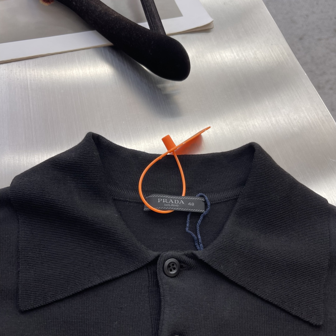 -PRAD    刺绣徽标Polo领针织衫定织云絮棉羊毛 细腻紧致 舒适贴肤 云絮般的浅蓝 沉静却藏力量