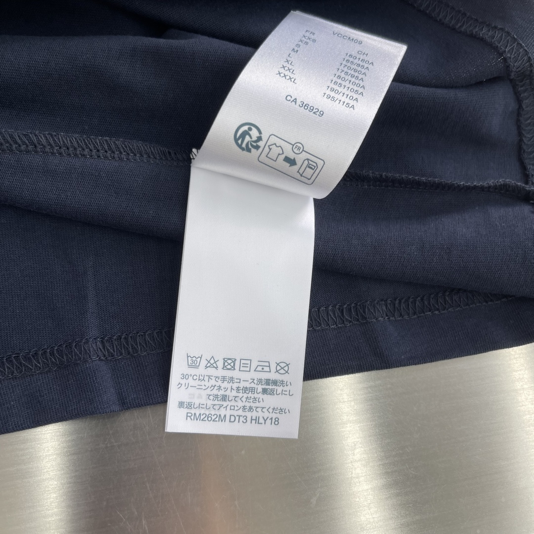 -驴牌   洗水牛仔徽标短袖采用32支双纱精梳棉。螺纹采用1*1配套索罗娜。采用12盎牛仔布，激光切割徽