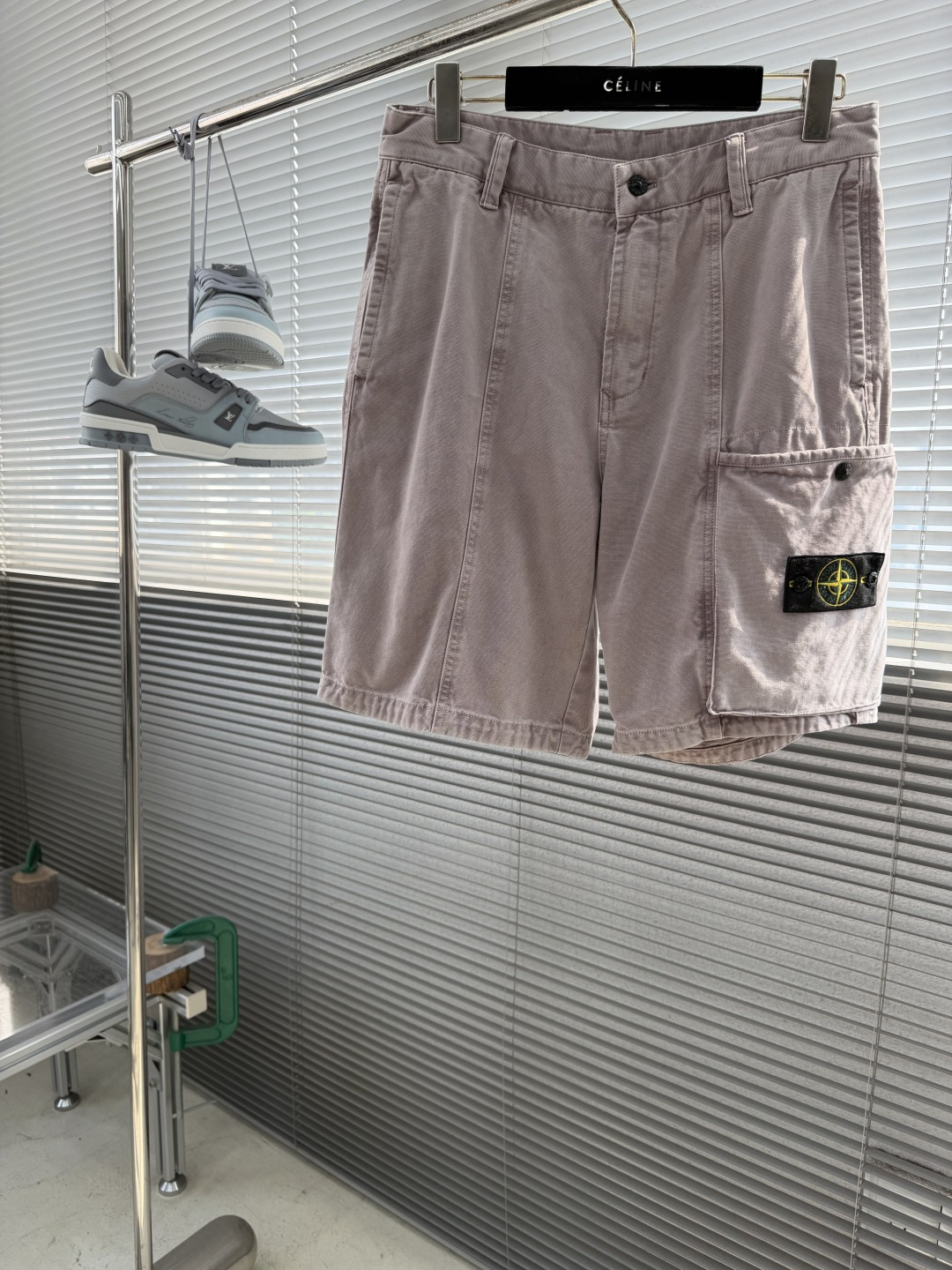 NO:872699,-Stone Island 2026 new summer workwear-style casual shorts. Customized hardware accessories. Logo badge embellishment on the left pocket. Selected high-quality twill cotton fabric. Soft and comfortable. The entire design is unique. Full of artistic sense. Full of personality and slim fit. The upper body effect is great. Denim color makes retro style. Side workwear design. Very handsome. Size M-4XL,,shorts,19860909-Stone Island 2026夏新品工装风休闲短裤 定制五金配件 左侧口袋logo徽章点缀 精选优质斜纹全棉面料 柔软舒适 整个设计独树一帜 充满艺术感 个性十足修身版型 上身效果非常棒 牛仔颜色做复古风格 侧边工装设计 非常帅气的一款 尺码M-4XL,,shorts,,Men's clothing