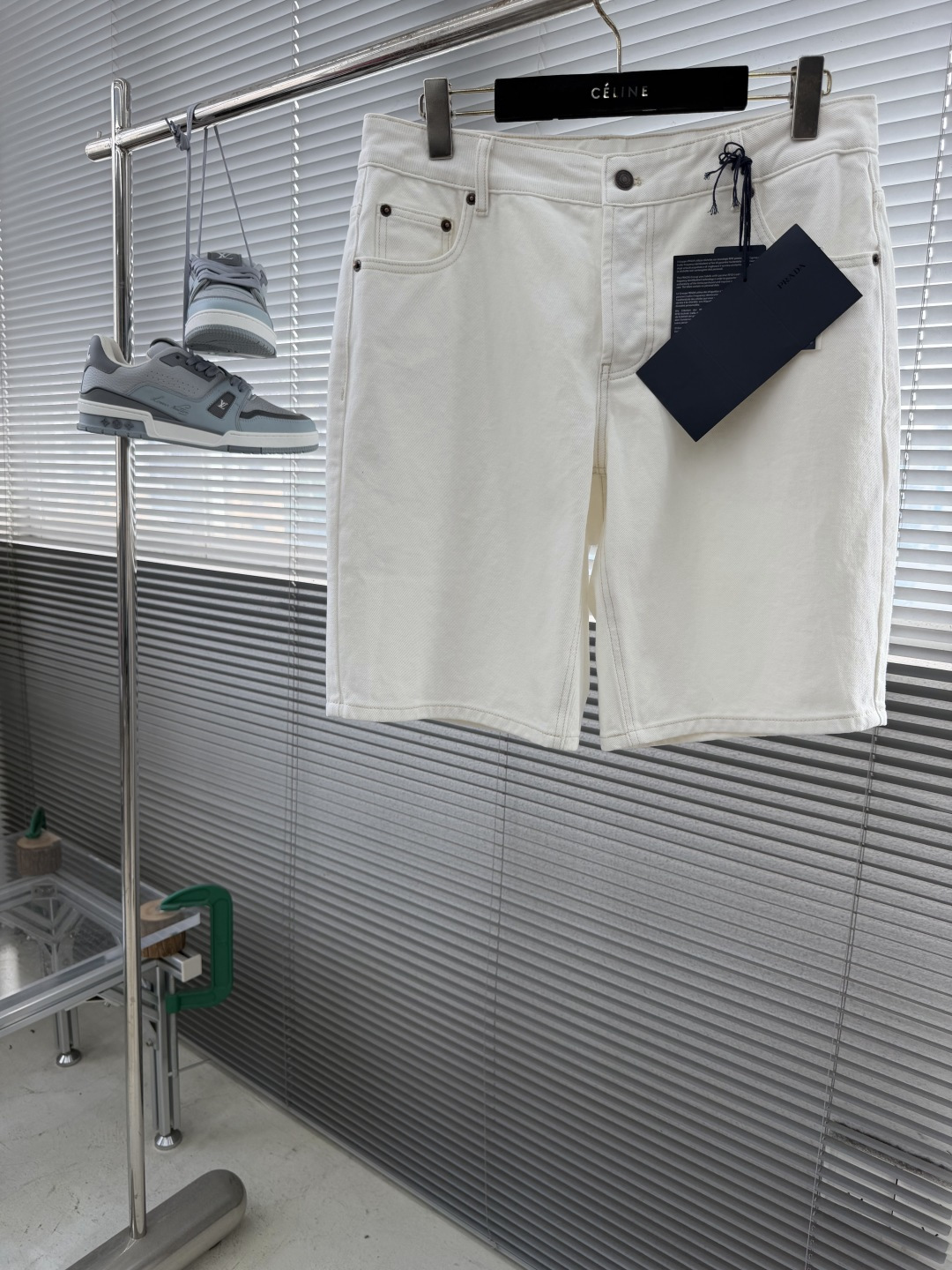 NO:912738,-PRAD's new summer white denim shorts. These Bermuda shorts have been washed to highlight the texture of denim denim, creating a retro charm. The access control engraved hardware I-buckle closure, the classic retro leather tag on the back waist, and the classic logo on the pocket complete the overall design. Size 30 31 32 33 34 36 Pants length 495051525354 Waist 81 83.5 86 88.5  91 93.5 Hips 109 110.5 112 114.5 117 119.5,,prada,shorts,19860909-PRAD 夏季新款白色牛仔短裤.这款百慕大短裤经过水洗处理,突显丹宁牛仔的质感,营造复古魅力.门禁刻字五金工字扣开合,后腰处饰经典复古皮牌,口袋处经典标识,完成整体设计. 码数30 31 32 33 34 36 裤长495051525354 腰围81 83.5 86 88.5 91 93.5 臀围 109 110.5 112 114.5 117 119.5,,prada,shorts,,Men's clothing