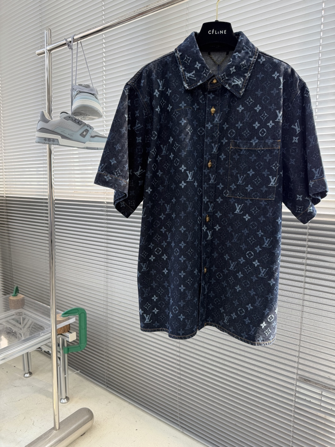 NO:870594,Tops and shorts - Donkey brand 26ss new early autumn series Monogram lapel chest pocket short-sleeved denim shirt men's high version!  Size S.M.L.XL Length 72.5 74 75.5 77 Bust 117121 129 Shoulder width 4950.5 52 53.5,,louis vuitton,shorts,shirts,T-shirt,19860909上衣 短裤 -驴牌 26ss新款早秋系列 Monogram翻领胸袋短袖 牛仔衬衫 男款 高版本！ 码数S.M.L.XL 衣长 72.5 74 75.5 77 胸围117121 129 肩宽4950.5 52 53.5,,louis vuitton,shorts,shirts,T-shirt,,Men's clothing
