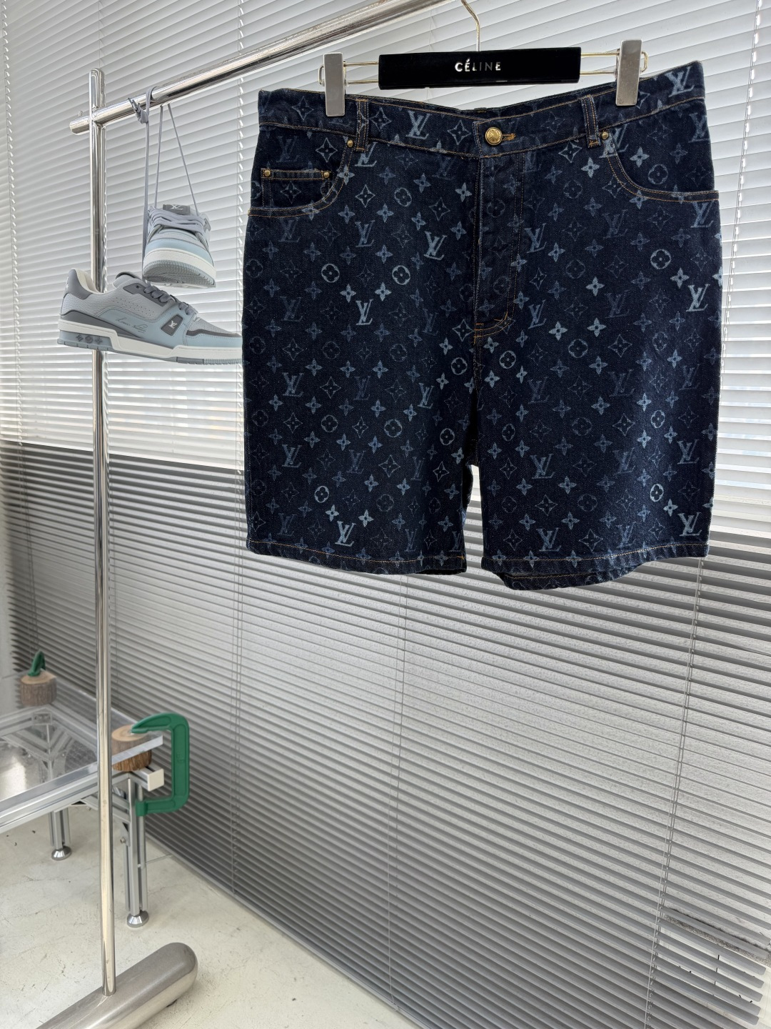 NO:870586,Shorts and tops - Donkey brand 26ss new Monogram early autumn series with five-point printed letters, denim shorts for men, high version. Size S.M.L.19860909短裤 上衣 -驴牌 26ss新款Monogram 早秋系列 满印字母五分 牛仔短裤 男款 高版本. 码数S.M.L.XL 裤长47 47.5 49 50.5 腰围83879195 臂围 103 107 111,,louis vuitton,shorts,,Men's clothing