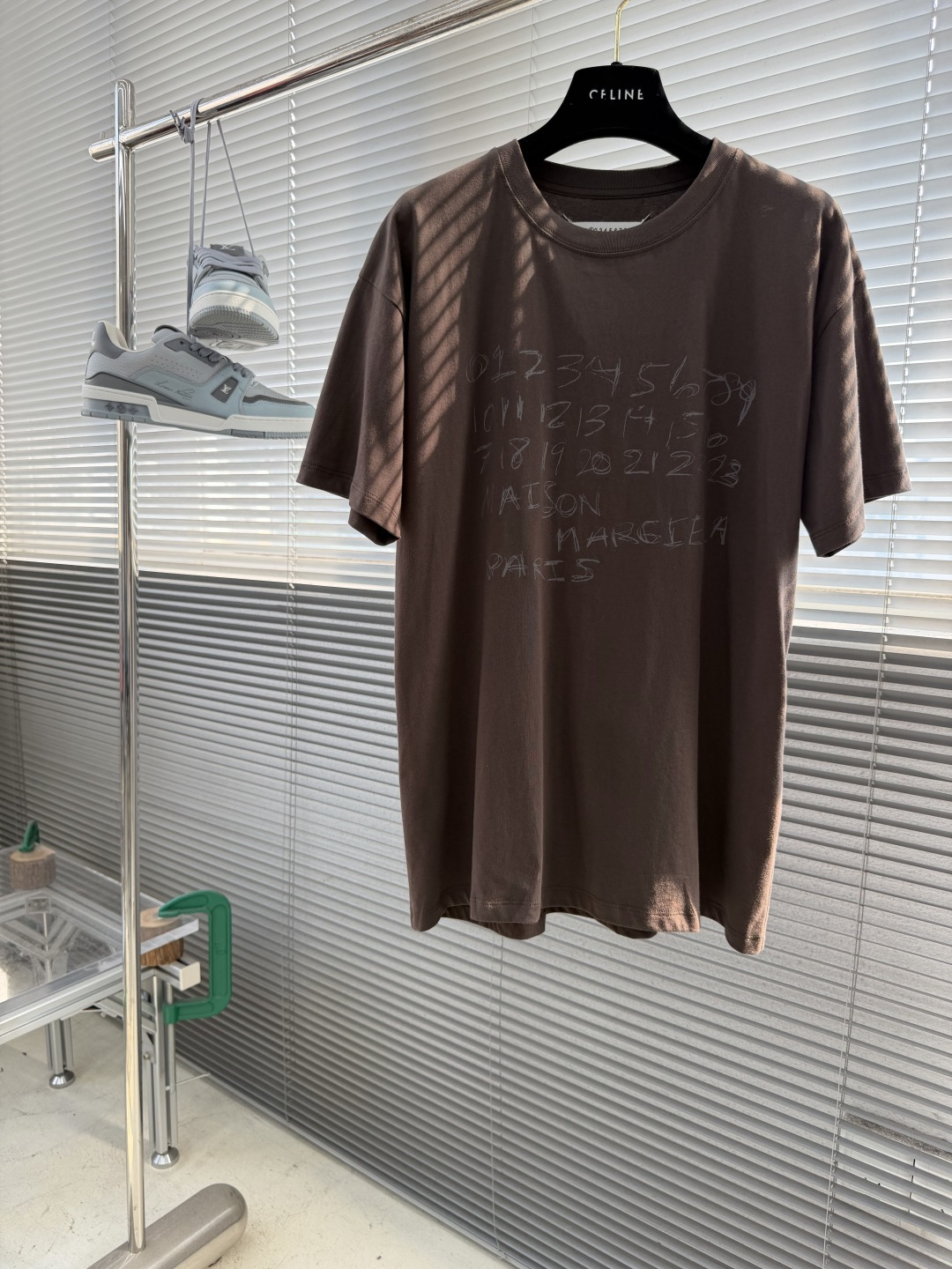 NO:870571,-MM6 Margiela graffiti alphanumeric printed short-sleeved T-shirt Size: S M L XL Size Length Chest Shoulder Width S69 110 49 M 71114 50.5 L 731185219860909-MM6 马吉拉 涂鸦字母数字印花短袖 T恤 码数:S M L XL 尺码 衣长 胸围 肩宽 S69 110 49  M 71114 50.5 L 7311852  XL 75122 53.5,,masion margiela,masion margiela,T-shirt,tees，t-shirt,,Men's clothing