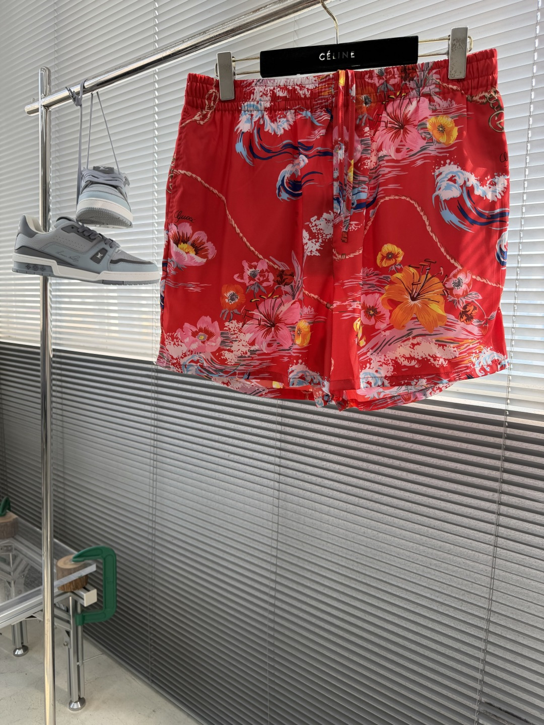 NO:870563,Shorts and tops - GUCC 26ss new Generation Gucc* deeply explores the brand's archive elements and integrates the designs of different generations into an aesthetic narrative. From the city to the warm resort, the ready-to-wear series conveys the feeling of urban escape through a refined perspective, with all-over Gucc* flower prints. Size S.M.L.XL Pants length 39404142 Waist 80848892 Arm circumference  112116120,,gucci,shorts,19860909短裤 上衣 -GUCC 26ss新款Generation Gucc* 深入探索品牌的典藏元素,将不同世代的设计融合成一段美学叙事.从城市到温暖的度假胜地,成衣系列通过精致的视角传递都市逃逸的情怀,通体Gucc*花朵印花. 码数S.M.L.XL 裤长39404142 腰围80848892 臂围 112116120,,gucci,shorts,,Men's clothing