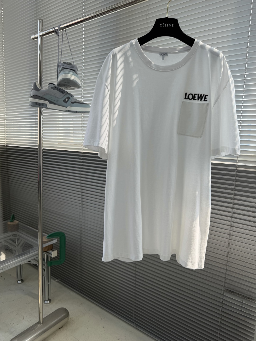 NO:870537,-LOEW SS26 Spring and Summer Series Loose Fit Cotton Chest Pocket Round Neck T-shirt Men's Size: S M L XL Size Length Chest Shoulder Width S 70108 49 M 72 112 50.5 L 741165219860909-LOEW SS26 春夏系列 宽松版型棉质胸前贴袋圆领 T恤 男款 码数:S M L XL 尺码 衣长 胸围 肩宽 S 70108 49  M 72  112 50.5 L 7411652  XL 7653.5,,loewe,tees，t-shirt,,Men's clothing