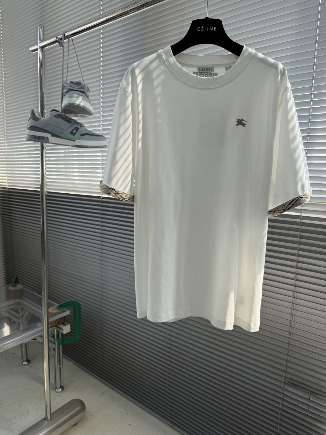 NO:870528,-BBR26ss new spring and summer series T-shirt, made of plain woven cotton fabric, presents a casual fit. It is embellished with EKD embroidery, and the edges of the cuffs are integrated with Bur plaid ribbons, which are interpreted in the iconic sand beige color. Size S.M.L.XL Size Length Chest Shoulder Width S69 104 45 M 71 108 46.5 L 73 112 48  XL 75 116 49.5,,burberry,19860909-BBR26ss新款春夏系列T 恤衫,选用平织棉面料制成,呈现休闲版型.点缀马术骑士徽标（EKD）刺绣,袖口边缘融入 Bur 格纹饰带,以标志性沙米色演绎. 码数S.M.L.XL 尺码 衣长 胸围 肩宽 S69 104 45 M 71 108 46.5 L 73 112 48  XL 75 116 49.5,,burberry,,Men's clothing