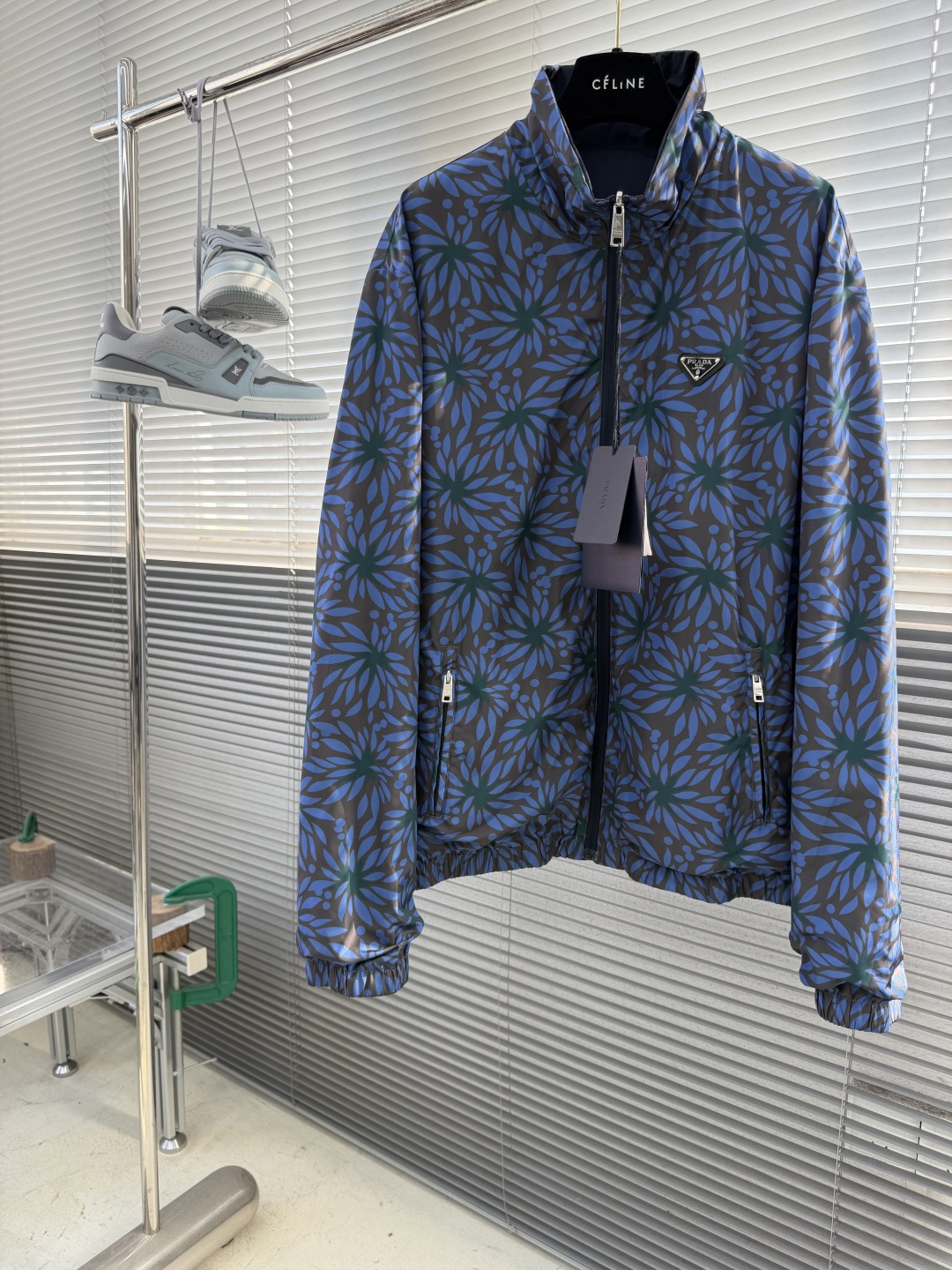 NO:870505,- PRAD 26ss A new double-sided contrast T-pattern design adorns this stand-collar jacket in recycled nylon. Functional details and unique elements make this garment a pure expression of Prad*'s vision. Size S.M.L.XL Size Length Chest Shoulder Width S 70.5118 51 M 72 12252 L73.512653  & coats,19860909-PRAD 26ss新款双面撞色t图案设计装饰这款立领夹克,采用再生尼龙材质.功能细节和独特元素使这件服装成为Prad*愿景的纯粹表达. 码数S.M.L.XL 尺码衣长 胸围 肩宽 S 70.5118 51  M 72 12252 L73.512653  XL 75130 54,,prada,jackets & coats,,Men's clothing