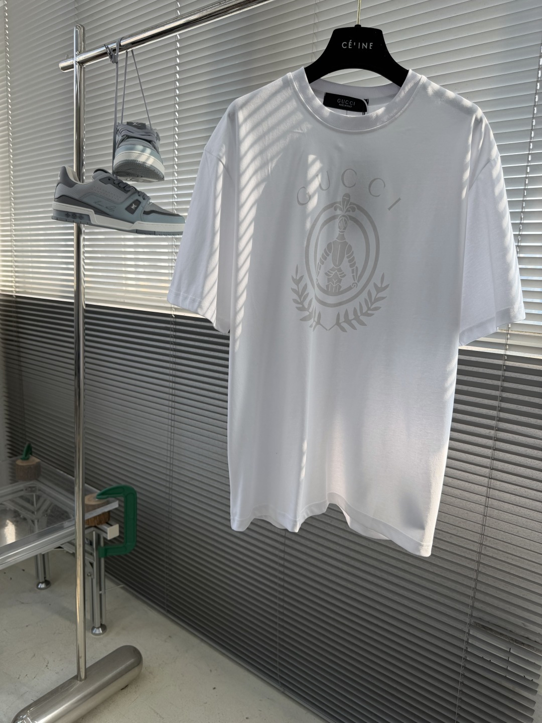 NO:872736,-GUCC printed logo short sleeves are made of 50 count Solona plain weave. The threads are made of matching 1*1 Solona. Watermark direct printing process, original 11 color matching customization. Generation Gucc* deeply explores the brand's archive elements, integrating the designs of different generations into an aesthetic narrative. The Gucc* badge is embellished on selected ready-to-wear, highlighting high-end texture and modern details. This regular fit T-shirt is crafted from knitted cotton and embellished with Gucc* badge print. Size S M L XL  Bust 110 114 118 122 Length 70727276 Shoulder width 50515253, gucci, T-shirt, tees, t-shirt,19860909-GUCC 印花标识短袖 采用50支索罗纳平纹. 螺纹采用配套1*1索罗纳. 水印直喷工艺,原版11调色定制. Generation Gucc*深入探索品牌的典藏元素,将不同世代的设计融合成一种美学叙事.Gucc*徽章点缀精选成衣,突显高级质感和现代细节.这款常规版型T恤以针织棉匠心打造,缀饰Gucc*徽章印花. 码数S M L XL 胸围 110 114 118 122 衣长70727276 肩宽50515253,,gucci,T-shirt,tees，t-shirt,,Men's clothing