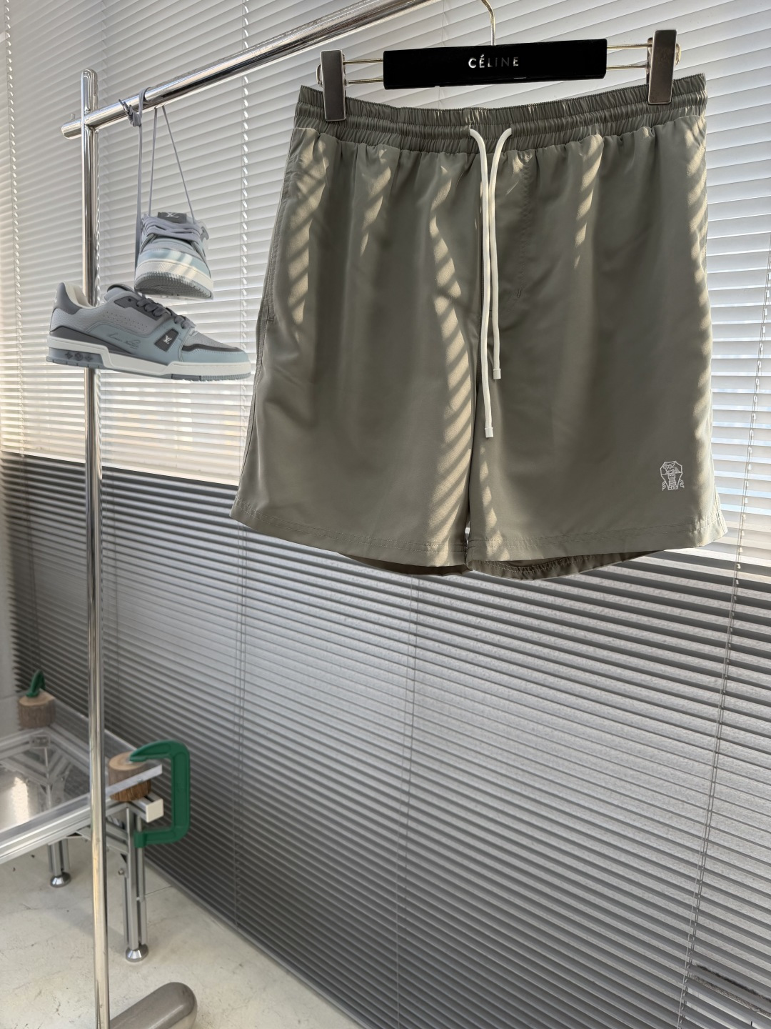 NO:870498,-BC embroidered solid color beach shorts are made of 80D fine denier polyester plain weave. The fabric surface is smooth and wrinkle-free. It has anti-wrinkle and anti-tear properties and will not be easily deformed after repeated washing. The fabric has been treated with hydrophilicity and has a very low moisture regain. It can be dried quickly after getting wet, eliminating the sticky feeling.  Made of high-elastic nylon mesh, the honeycomb hollow structure greatly improves air circulation efficiency, which can not only prevent light leakage, but also quickly discharge moisture from the body surface, keeping the body feeling fresh and not stuffy during exercise or sweating.  The badge embroidery on the trousers legs is made of high-tenacity polyester embroidery thread and is decorated on the fabric with a precision routing of up to 1527 stitches on a Tajima multi-head embroidery machine. The line density is even, there are no jumps or rough edges on the edges of the pattern, and the outline of the pattern details is clear and three-dimensional, with full restoration. There are no excess threads on the back of the embroidery, which does not irritate the skin or tie the legs, taking into account both aesthetics and wearing experience.  Velcro opening and closing patch pocket on the back side, double-thread seaming reinforcement on the edge of the bag, tight Velcro bite, taking into account practicality and simple style. The side seams and trouser legs adopt double-thread seaming + back and forth stitching process, and the seams are wrapped inside, and the edges are flat and burr-free; the trouser legs are processed with double-needle stitching, which is not easy to come off and curl after washing, and will remain crisp after long-term wear. Size: S M L XL Size pants long-seat waist S 43 108  76 M 44 112 80 L 45 116 84 XL 46 88,,19860909-BC 刺绣纯色沙滩裤 采用80D细旦聚酯纤维平纹织造而成,布面平滑无褶皱,自带抗皱、抗撕裂属性,反复水洗不易变形.面料经过亲水处理,回潮率极低,湿水后可快速晾干,告别粘腻感. 采用高弹锦纶网布,蜂窝状镂空结构大幅提升空气流通效率,既能避免走光,又能快速导出体表湿气,运动或出汗时也能保持体感清爽不闷. 裤脚处的徽章刺绣,选用高韧性涤棉绣花线通过田岛多头绣花机高达1527针的精密走线饰于面料之上,线条密度均匀,图案边缘无跳线、毛边,图案细节轮廓清晰立体,还原度拉满.刺绣背面无多余线头,不硌肤、不扎腿,兼顾美观与穿着体验. 后侧魔术贴开合贴袋,袋口边缘双线锁边加固,魔术贴咬合紧密,兼顾实用性与简约版型. 裤身侧缝、裤脚采用双线锁边+来去缝工艺,缝份包裹在内部,边缘平整无毛刺；裤脚双针压线处理,水洗后不易脱线、卷边,久穿依旧挺括. 码数:S M L XL 尺码裤长坐围腰围 S 43 108 76  M 44 112  80 L 45 116  84 XL 46  88,,,Men's clothing