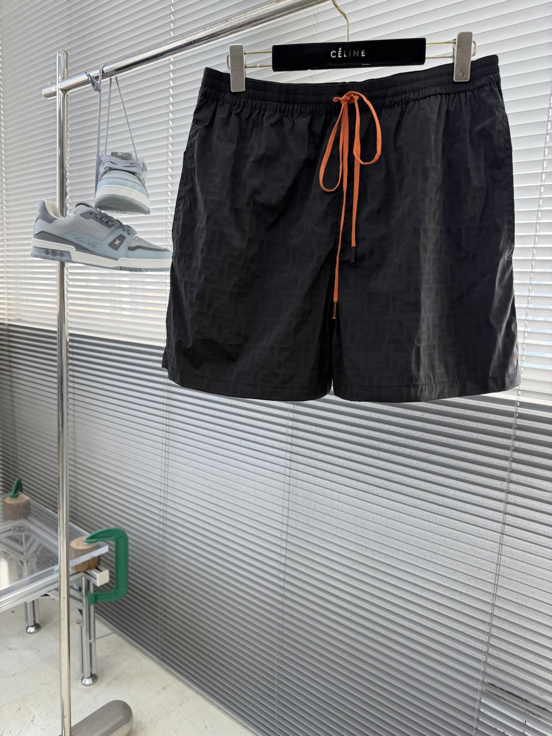 NO:870490,-FEND Dark Pattern Beach Pants are invisible when exposed to water. Made of high-density polyester fiber fabric, it has quick-drying and breathable properties. It can quickly return to dryness after getting wet, and the wearing experience will not be affected by moisture retention. It is also anti-wrinkle and anti-tear, and it is not easy to deform and snag after repeated wear. The double F dark pattern on the surface of the fabric has a low-key matte effect when dry, and only vaguely reveals the texture under the light. It is simple and versatile for daily wear, unobtrusive but hidden in recognition.  The surface of the fabric is formed with a subtle concave and convex texture through a special process, and is attached with a light wave sensor. When dry, the texture will diffusely reflect light, giving the pattern a low-key matte texture; when moisture soaks into the fabric, the water will fill the gaps in the texture and change the way the light is reflected, making the originally invisible full-print pattern instantly clear, forming a strong visual contrast. The waistband is equipped with a bright orange woven drawstring, which contrasts sharply with the black trousers; the rope head is made of a rubber envelope printed with the letter logo, which has a high-quality texture and is not easy to fall off.  Size number: 46485052 Size pants long sitting waist 4646116 82 4847 86 5048124 90 5249128 94,,fendi,19860909-FEND 暗纹沙滩裤遇水显形 采用高密聚酯纤维面料织造,自带快干透气属性,湿水后能快速恢复干爽,不会因水分停留影响穿着体验,同时具备抗皱、抗撕裂特性,反复穿着也不易变形勾丝. 面料表面的双F暗纹,在干燥状态下呈低调哑光效果,仅在光线下隐约透出肌理感,日常穿着简约百搭,不张扬却暗藏辨识度. 面料表面通过特殊工艺形成细微凹凸纹理,并附着光波感应剂.干燥时,纹理会漫反射光线,让图案呈现低调的哑光质感；当水分浸润面料时,水会填平纹理间隙,改变光线反射方式,使原本隐形的满印图案瞬间清晰显现,形成强烈的视觉反差. 腰头搭配亮眼橙色编织抽绳,与黑色裤身形成鲜明撞色对比；绳头采用印有字母标识的橡胶封套,质感高级且不易脱落. 码数:46485052 尺码裤长坐围腰围 4646116 82  4847 86 5048124 90  5249128 94,,fendi,,Men's clothing