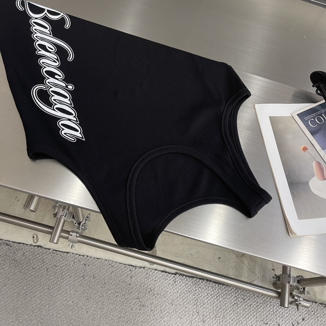 -Balenciag     SS26夏季新款背心，一眼沦陷的印花字母设计太吸睛！螺纹弹力棉质面料，亲肤