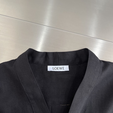 -LOEW 这件亚麻衬衫的设计太顶了天然亚麻,肌理高级,自带柔光滤镜无领V型领口+宽松落肩,修饰脸 -LOEW 这件亚麻衬衫的设计太顶了天然亚麻,肌理高级,自带柔光滤镜无领V型领口+宽松落肩,修饰脸