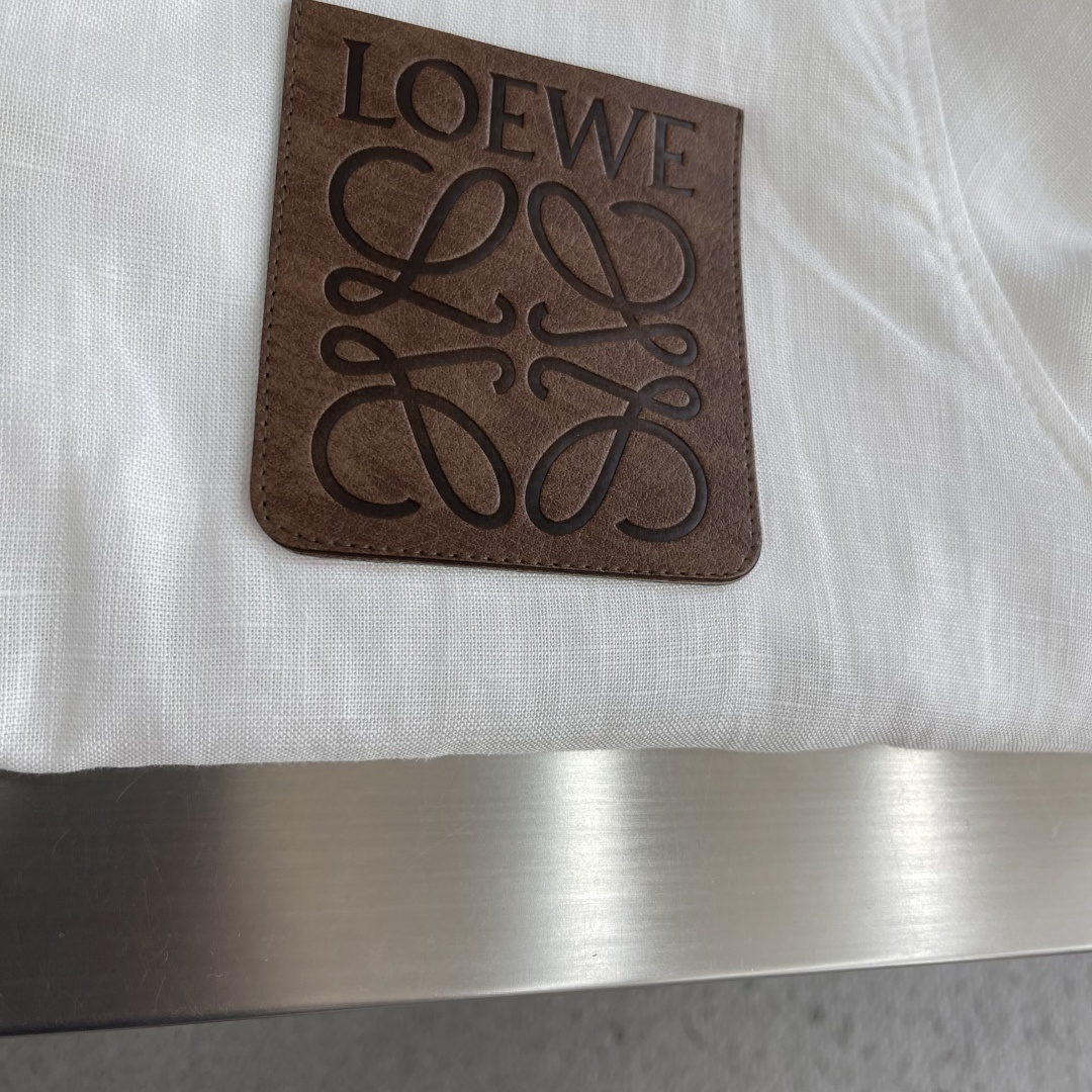 -LOEW    这件亚麻衬衫的设计太顶了天然亚麻，肌理高级，自带柔光滤镜无领V型领口+宽松落肩，修饰脸