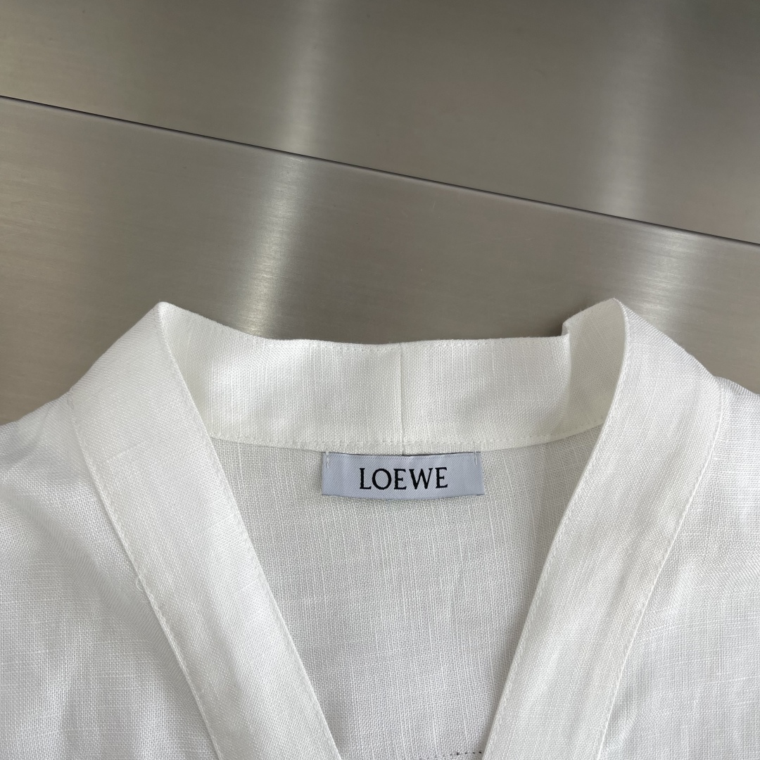 -LOEW    这件亚麻衬衫的设计太顶了天然亚麻，肌理高级，自带柔光滤镜无领V型领口+宽松落肩，修饰脸