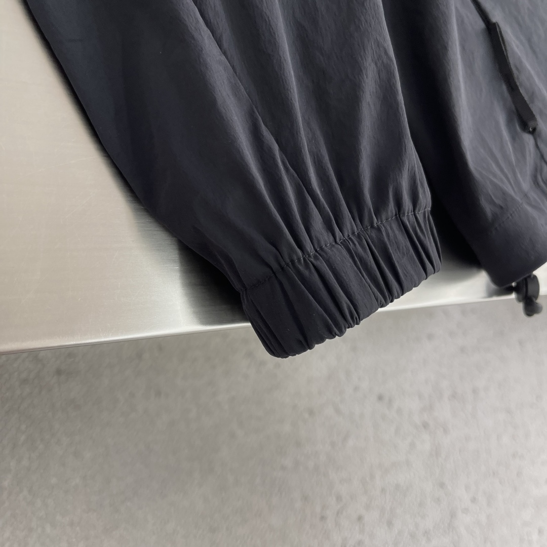 -Stone Island    最帅气的机能风格超薄外套男士 黑色 一切都是以恰到好处的贴合度去制做的