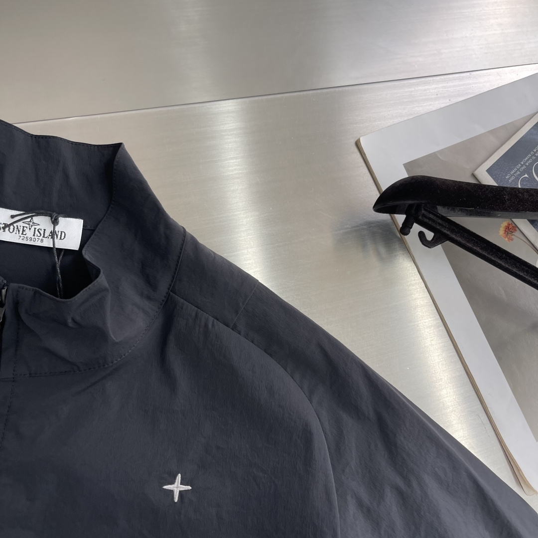 -Stone Island    最帅气的机能风格超薄外套男士 黑色 一切都是以恰到好处的贴合度去制做的