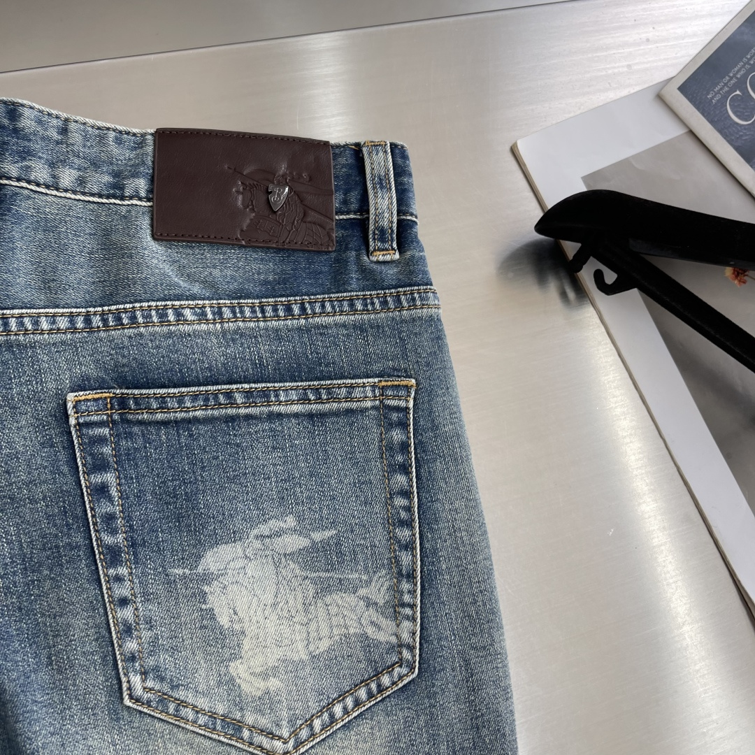 -BBR    复古风牛仔长裤，经典小直筒版型，水洗做旧工艺，复古调超有质感！后袋战马烧花磨白细节，复古