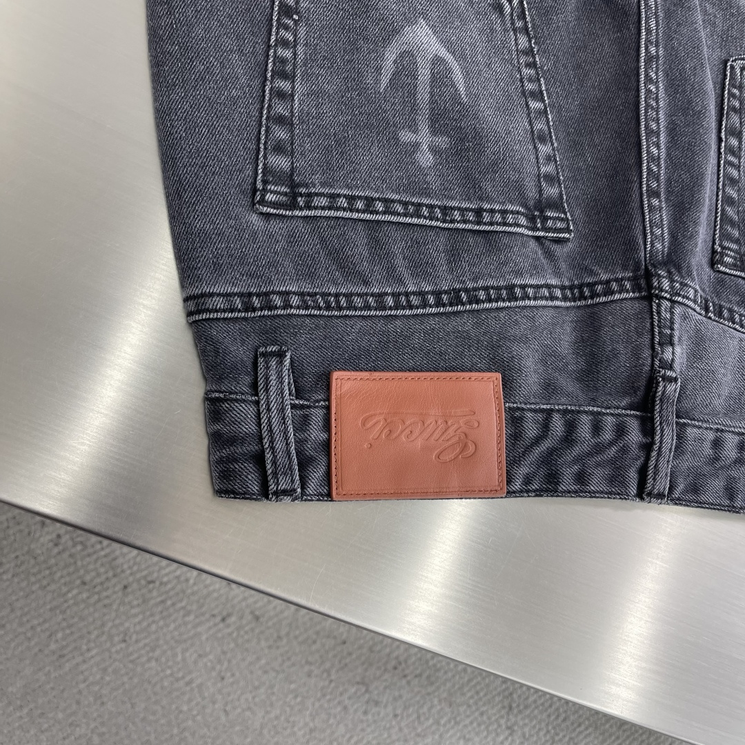 -GUCC    黑灰色小直筒牛仔裤，经典中腰设计，后袋有标志性皮革标签，品牌感满满！面料柔软有弹力，穿
