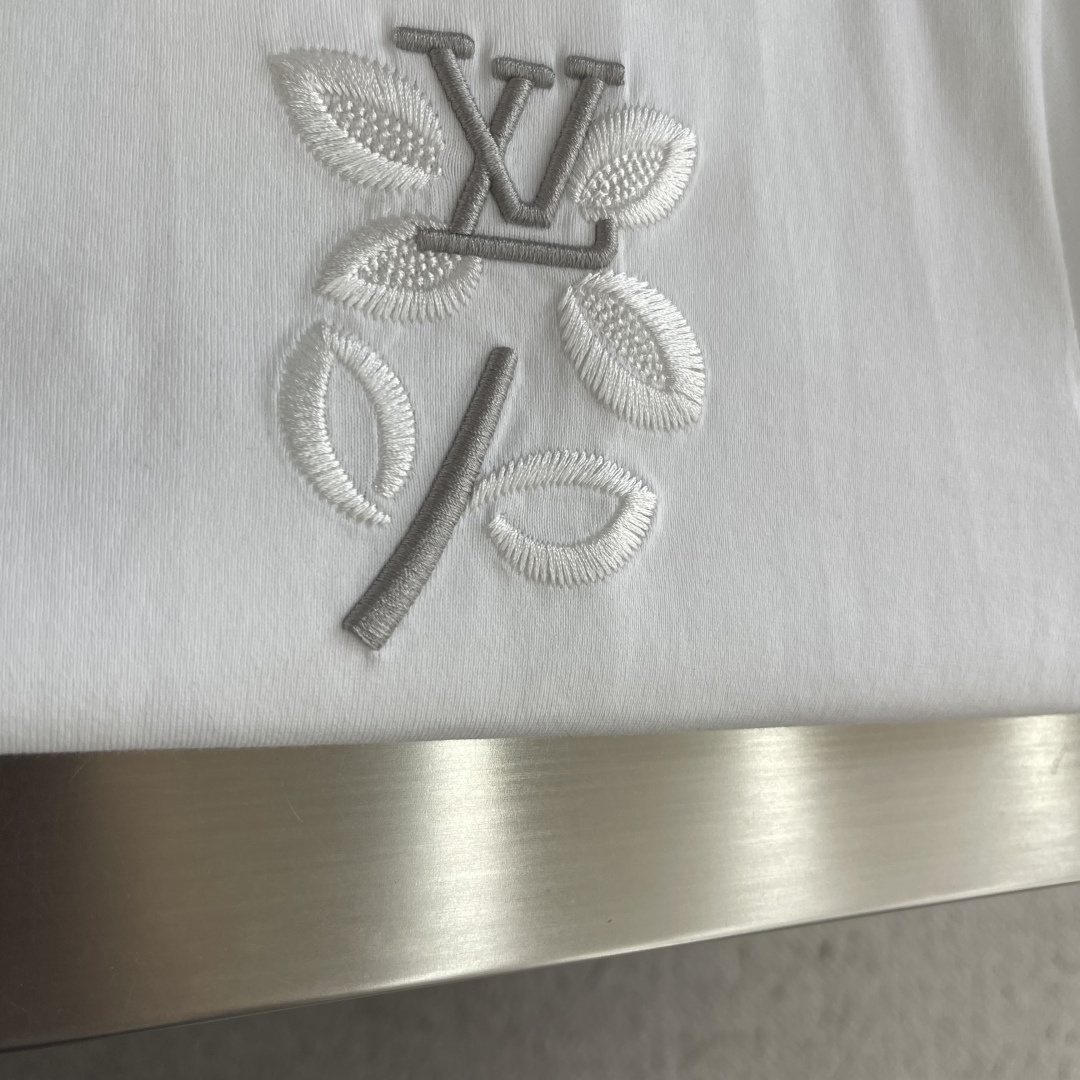 -驴牌    26SS春夏新款云朵棉质圆领短袖 男士基础款专柜短袖T恤衫！贸易公司渠道稀出，同步官网发售