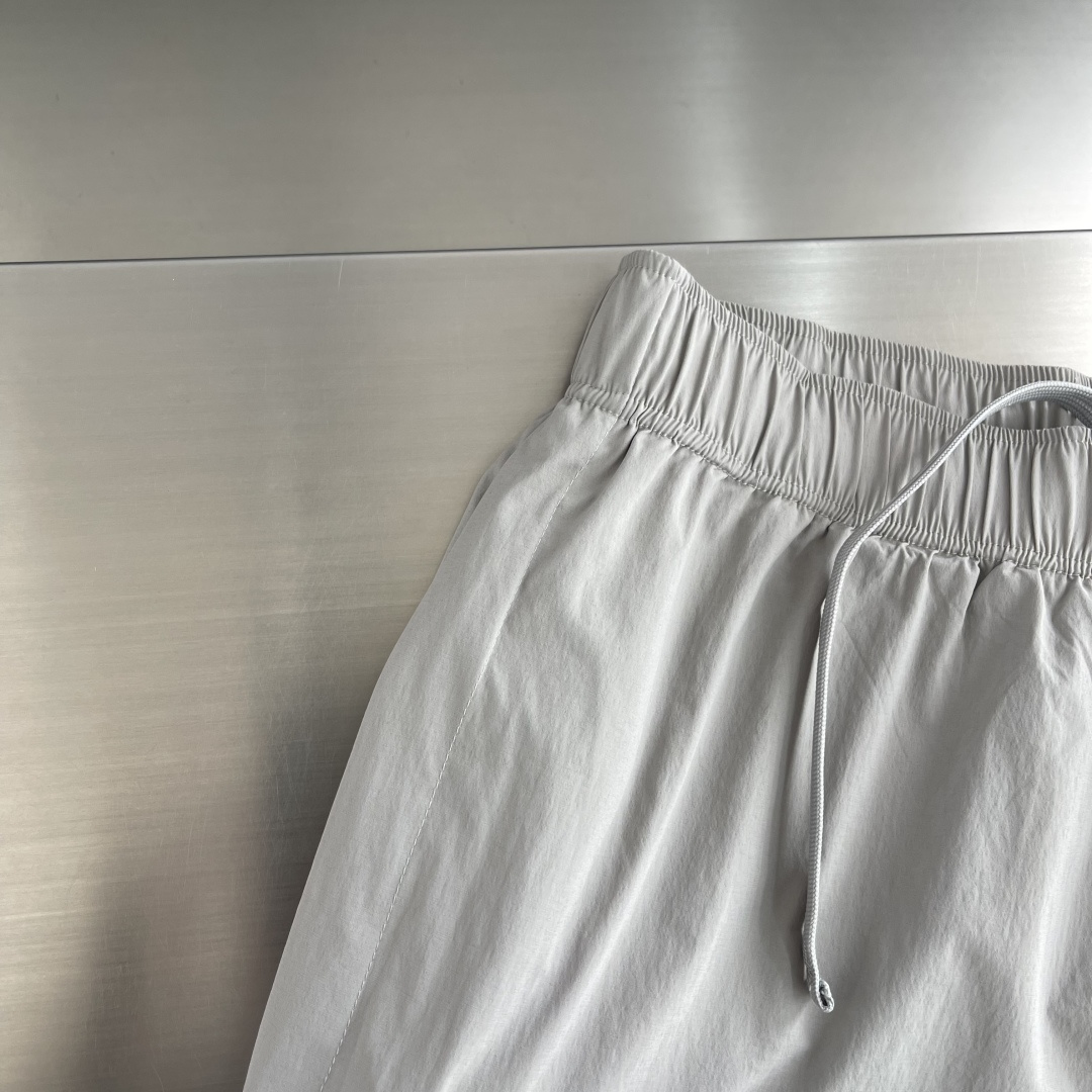 -Dio    26新款运动长裤是二零二六夏季男装系列新品，于乔纳森·安德森 (Jonathan And