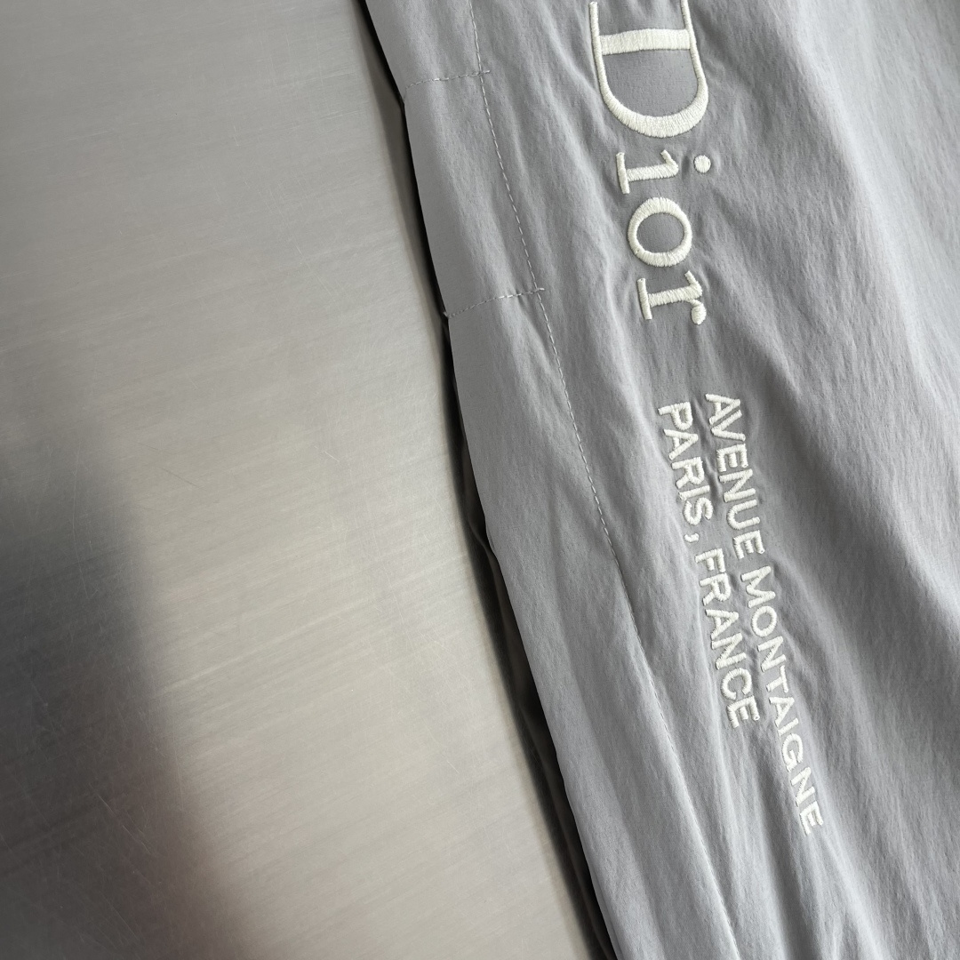 -Dio    26新款运动长裤是二零二六夏季男装系列新品，于乔纳森·安德森 (Jonathan And