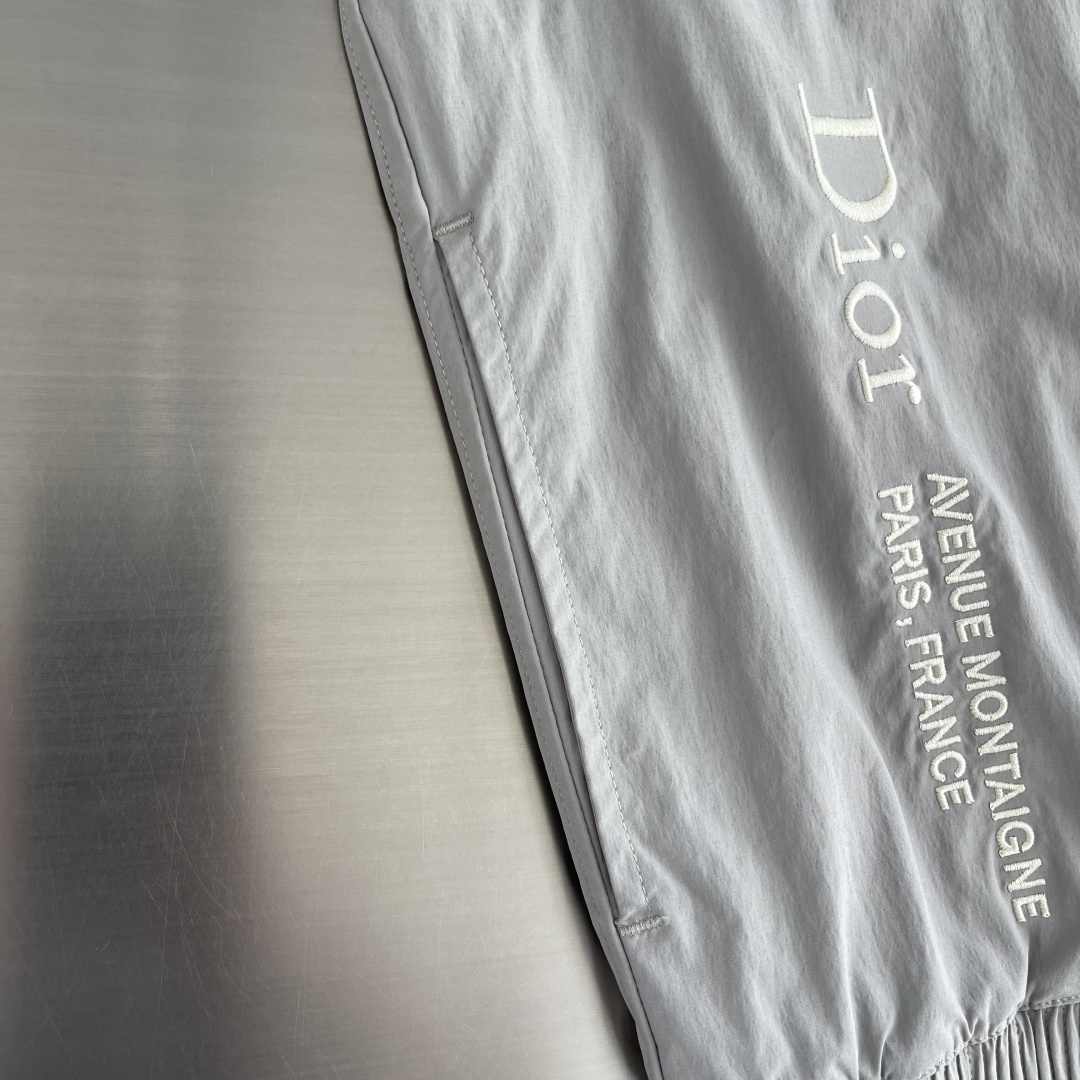 -Dio    26新款拉链衬衫饰以 Dio* Montaigne 刺绣，向 Dio* 的经典地址致敬。