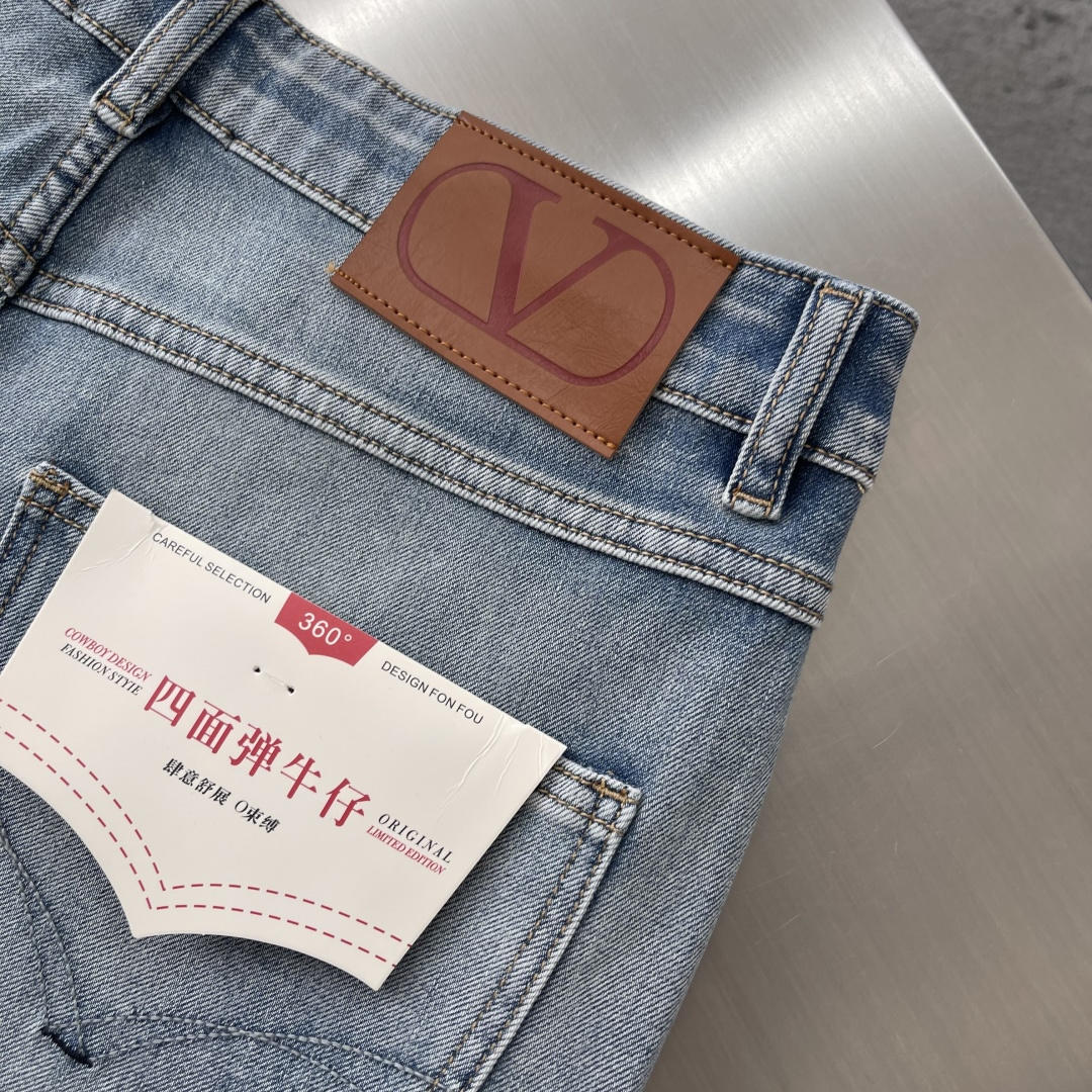 -VLTN    2026夏季薄款牛仔长裤专为夏天打造的清爽浅水洗配色，视觉上干净显气质；版型是百搭宽松