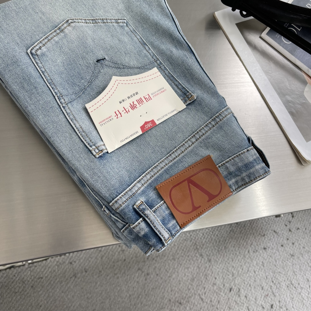 -VLTN    2026夏季薄款牛仔长裤专为夏天打造的清爽浅水洗配色，视觉上干净显气质；版型是百搭宽松