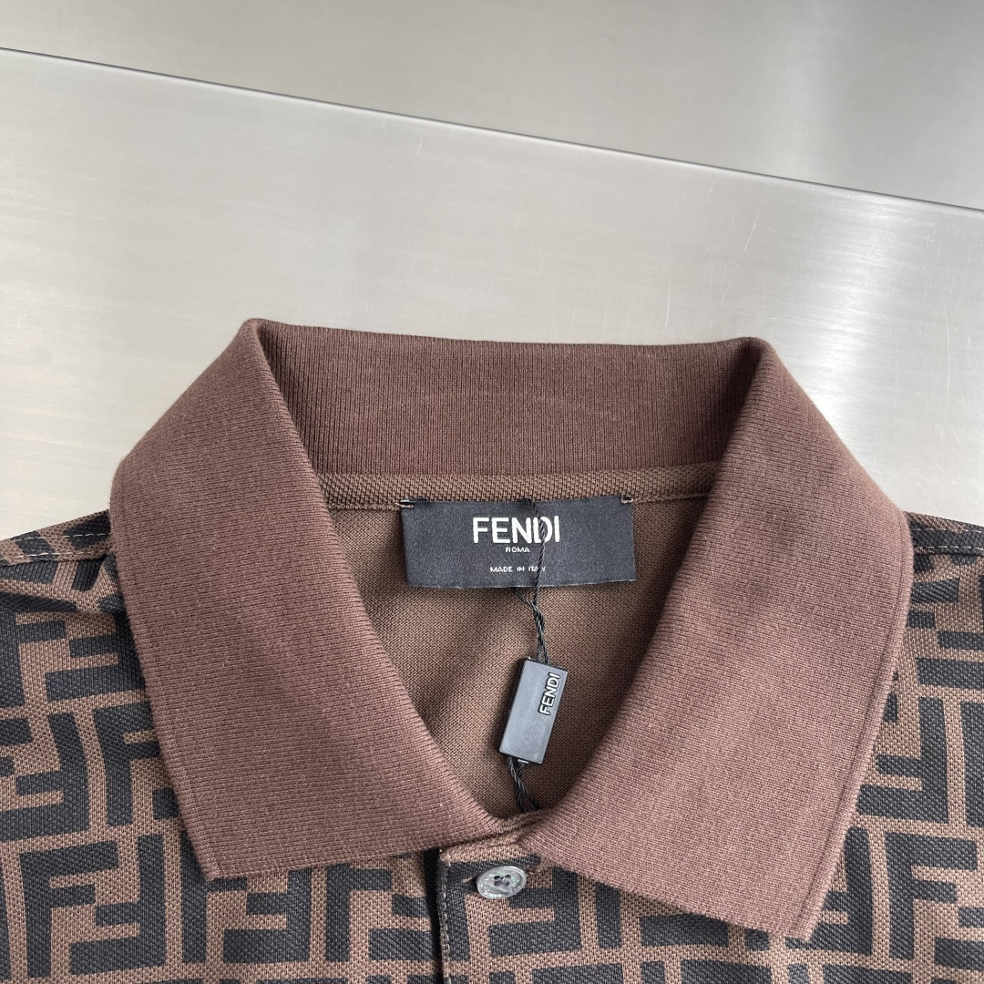 -FEND    春夏新款🌟 满印logo提花字母Polo轻松适配商务通勤与日常休闲场景。⚠️洗涤方式：