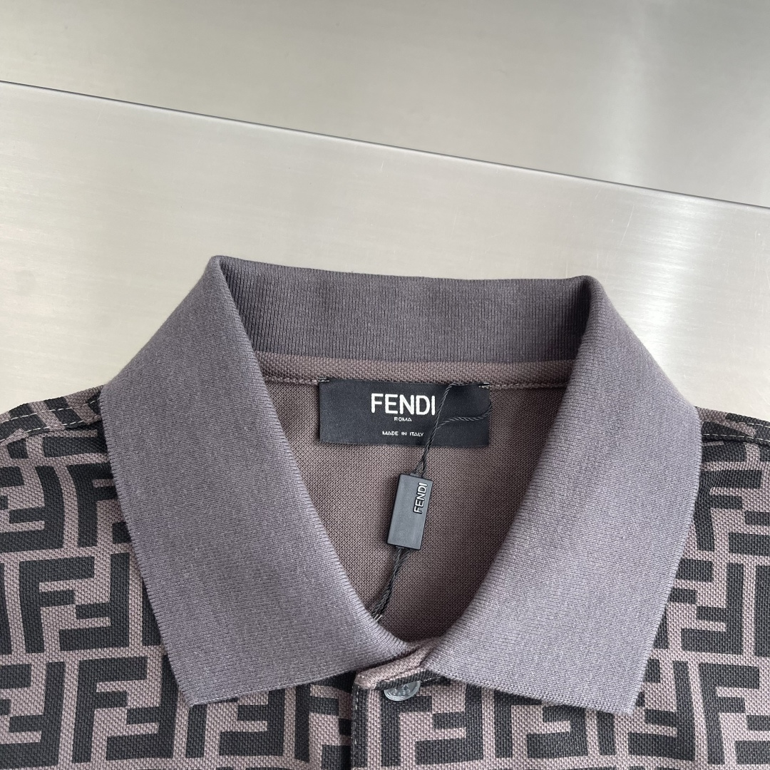 -FEND    春夏新款🌟 满印logo提花字母Polo轻松适配商务通勤与日常休闲场景。⚠️洗涤方式：