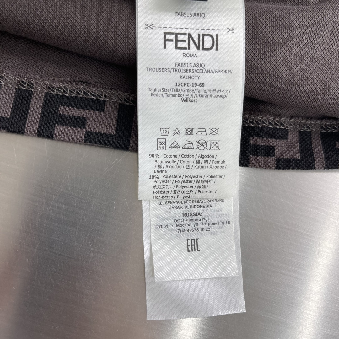 -FEND    春夏新款🌟 满印logo提花字母Polo轻松适配商务通勤与日常休闲场景。⚠️洗涤方式：
