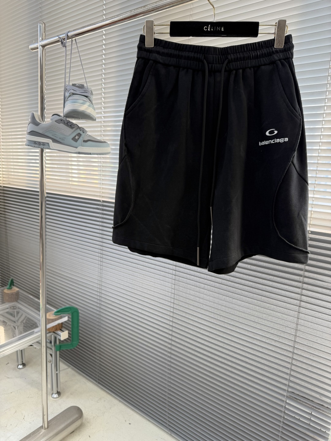 -Balenciag    春夏新款休闲短裤       面料定制定染 手感柔软细腻非常舒服😌水洗工艺、