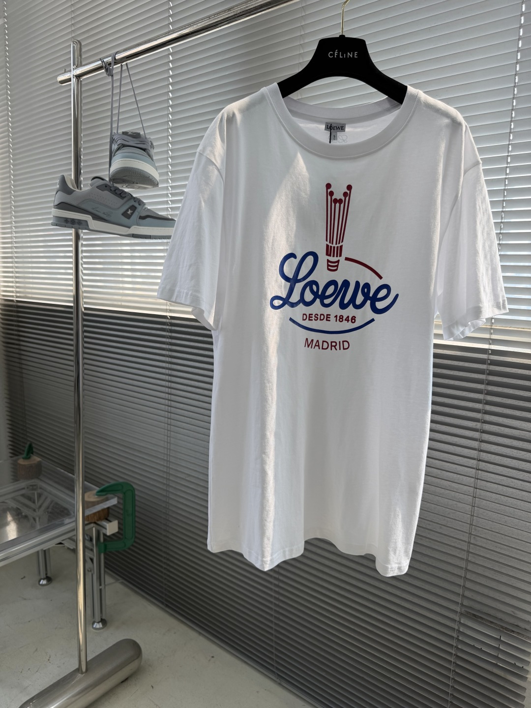 -LOEW     印花标识短袖采用26支平纹精梳棉。螺纹采用1*1索罗娜。印花采用人工胶浆印花，高厚度