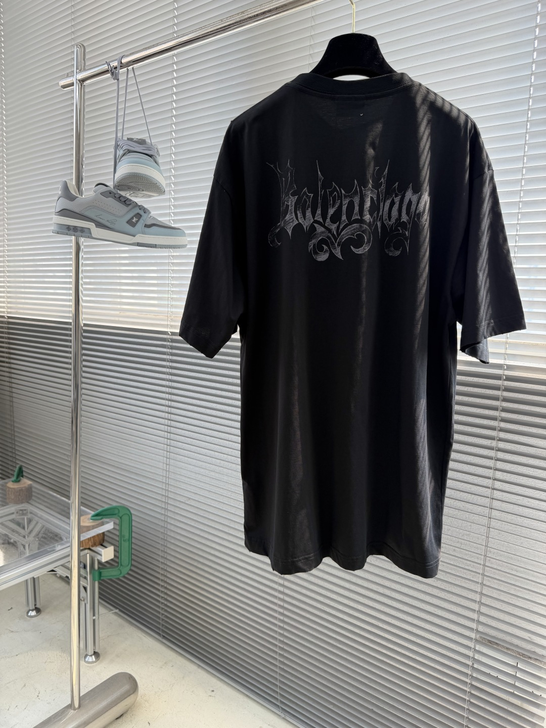 -Balenciag     26ss新款Sketchy黑色平纹针织中版型T恤 正面和背面饰以sketc