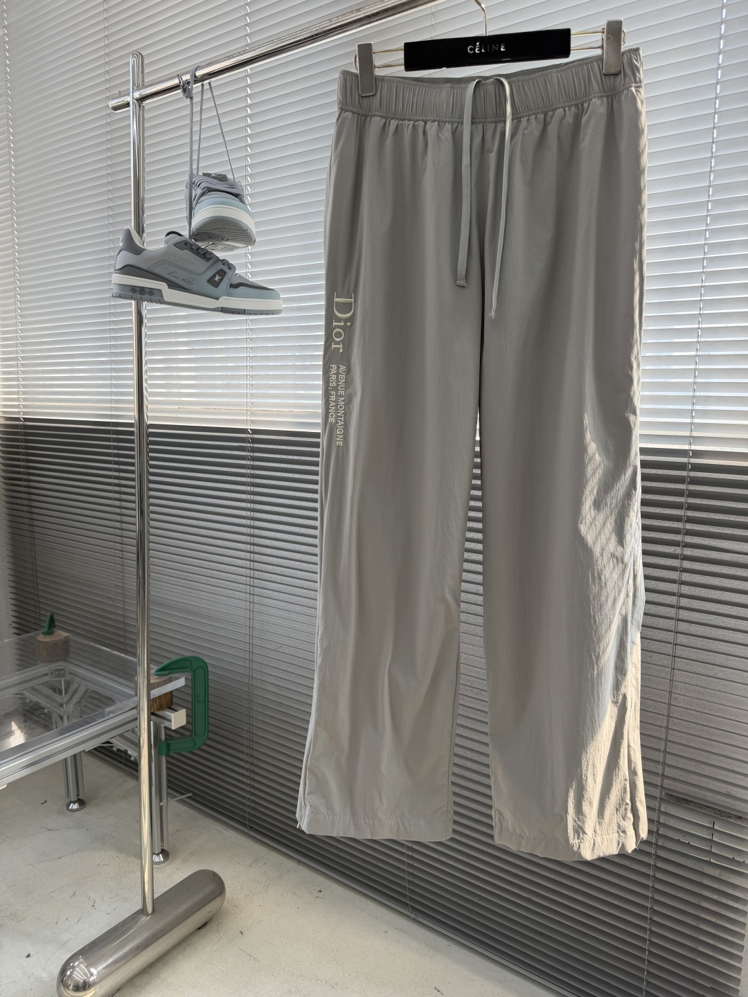 -Dio    26新款运动长裤是二零二六夏季男装系列新品，于乔纳森·安德森 (Jonathan And