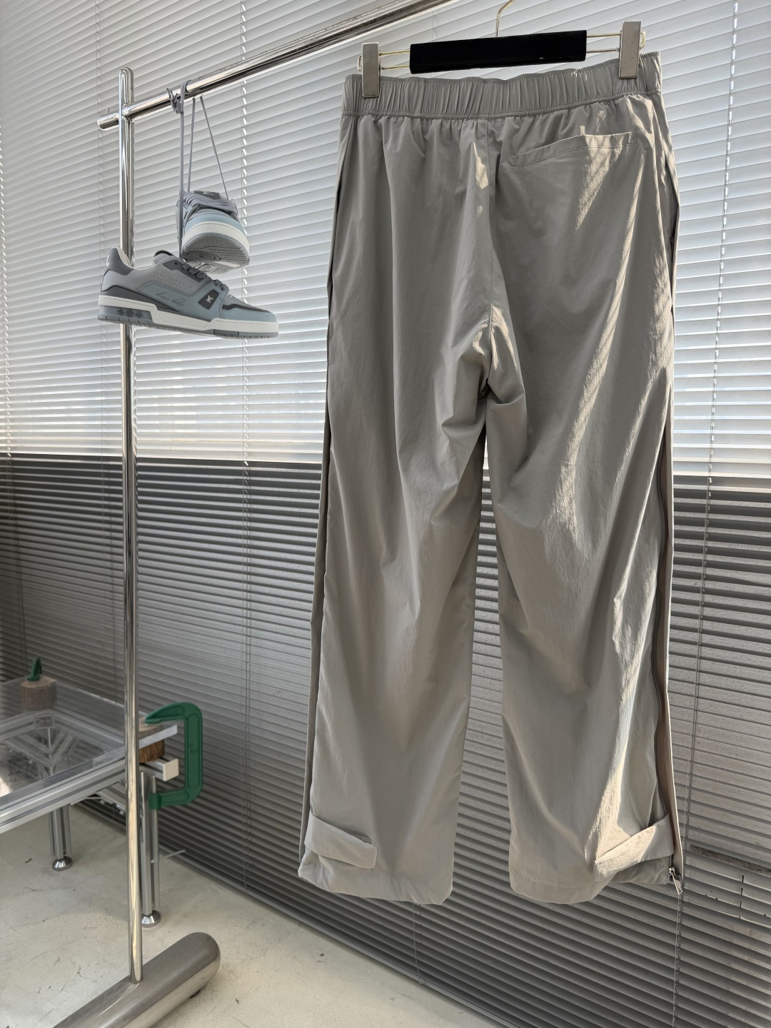 -Dio    26新款运动长裤是二零二六夏季男装系列新品，于乔纳森·安德森 (Jonathan And