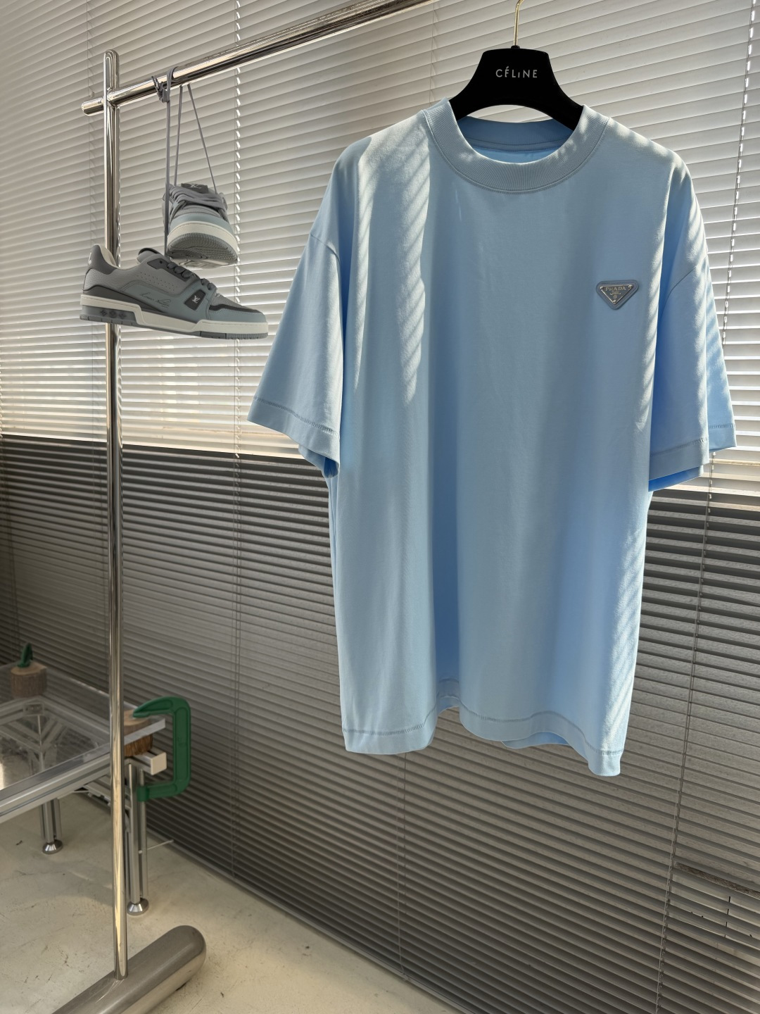 -PRAD     26春夏新品，三角珐琅标半袖T恤.休闲圆领设计，宽松版型，简约又有辦识度。高品质棉料