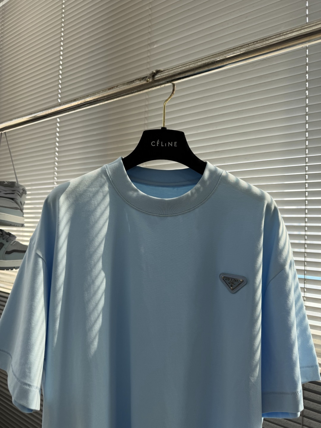 -PRAD     26春夏新品，三角珐琅标半袖T恤.休闲圆领设计，宽松版型，简约又有辦识度。高品质棉料