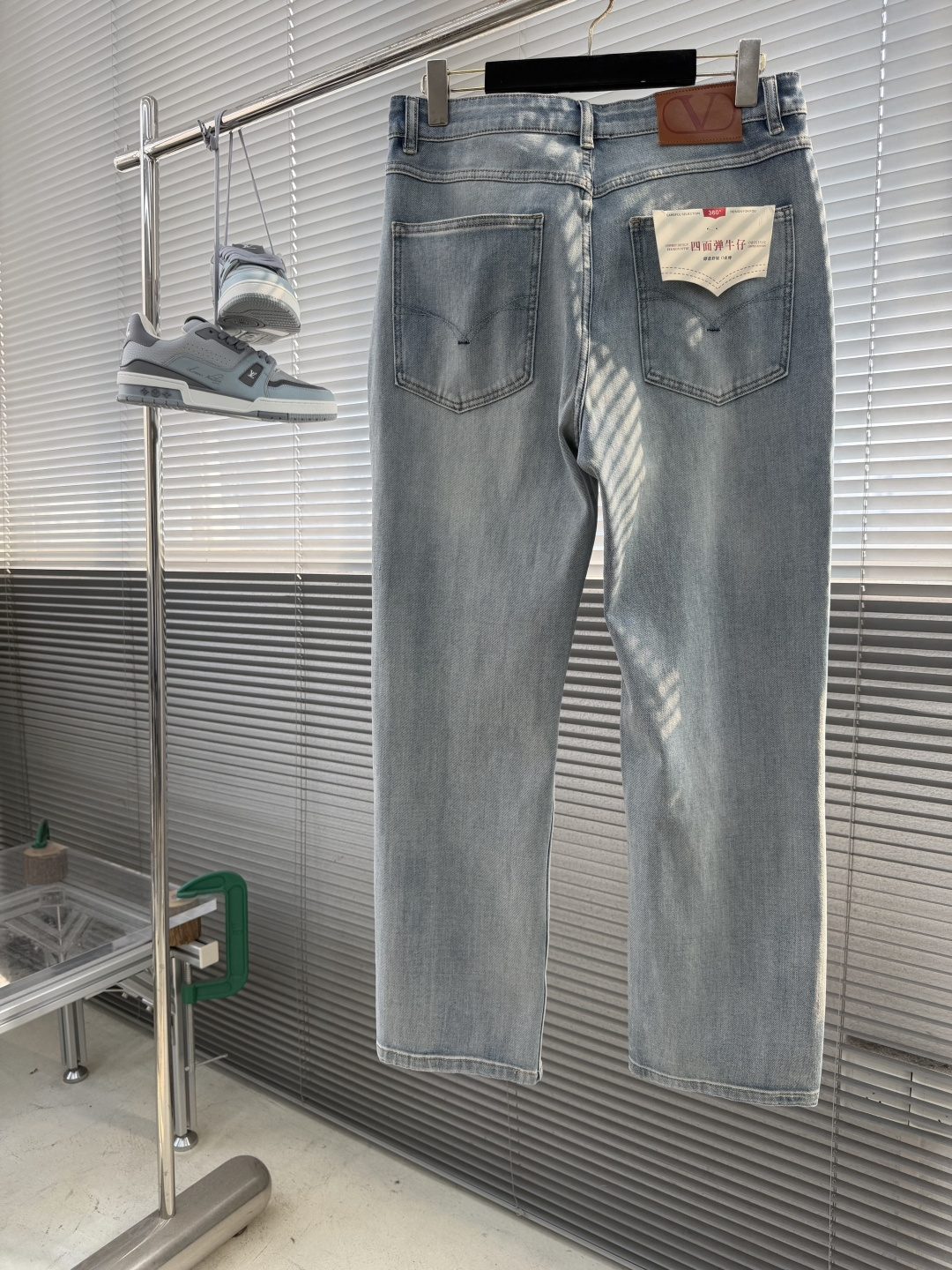 -VLTN    2026夏季薄款牛仔长裤专为夏天打造的清爽浅水洗配色，视觉上干净显气质；版型是百搭宽松