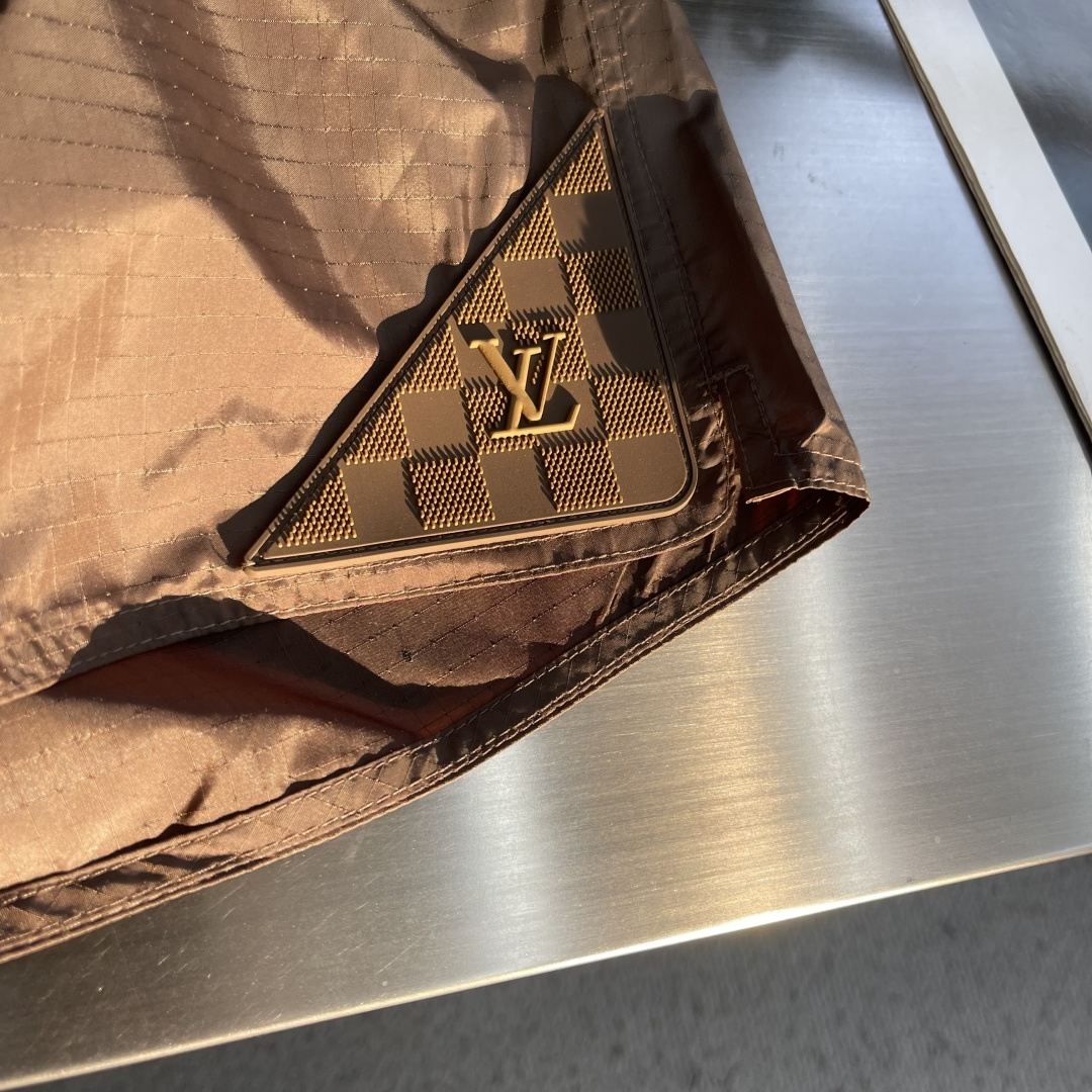 -驴牌     标识贴饰口袋短裤定制星屿棋盘机能尼龙 覆以细密网格衬里 防水速干 轻盈如羽 沉雾棕调如时