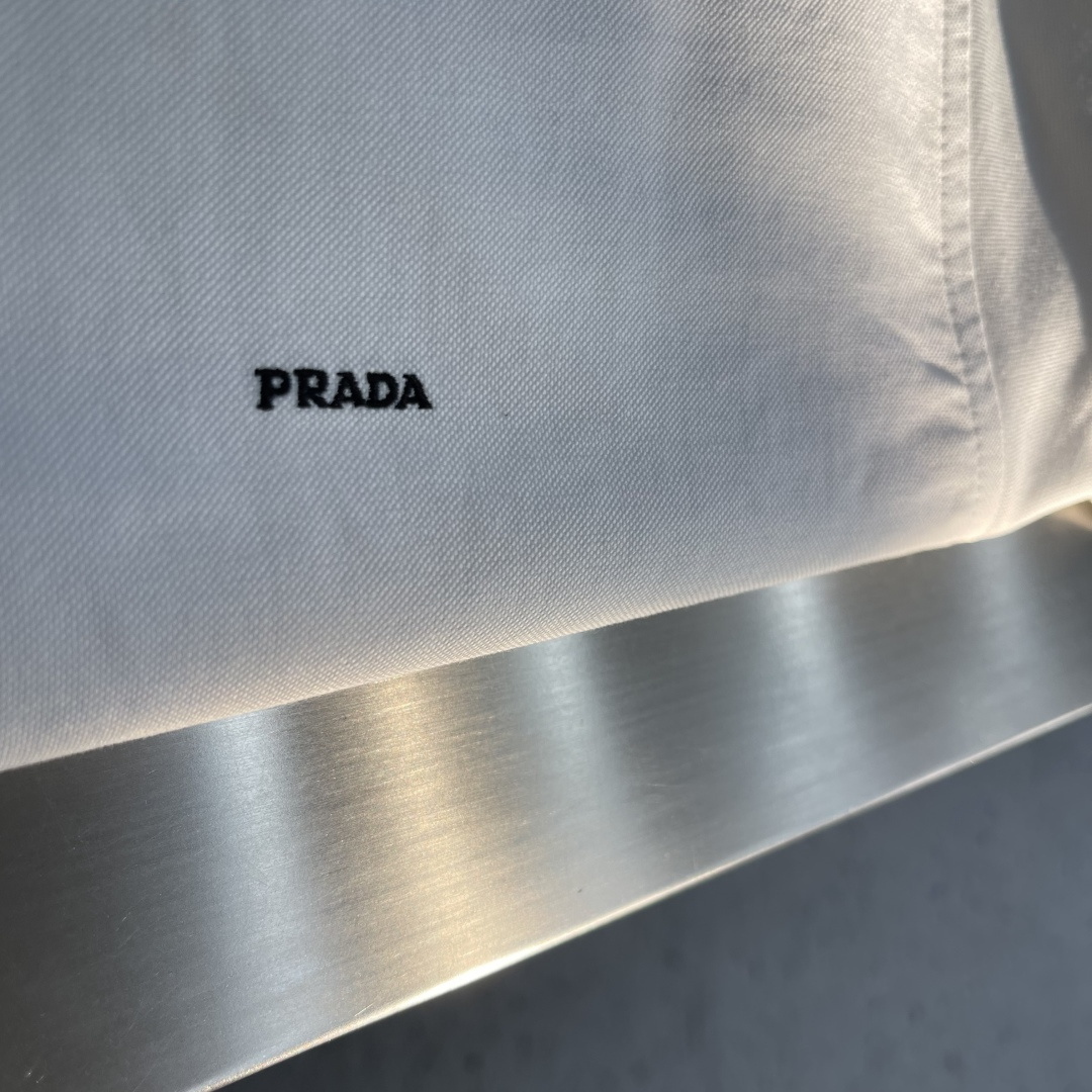 -PRAD    徽标刺绣衬衫定制奢韧双纬牛津纺 挺括有型 舒适透气 以温柔的月光浸白为底 勾勒高级感的