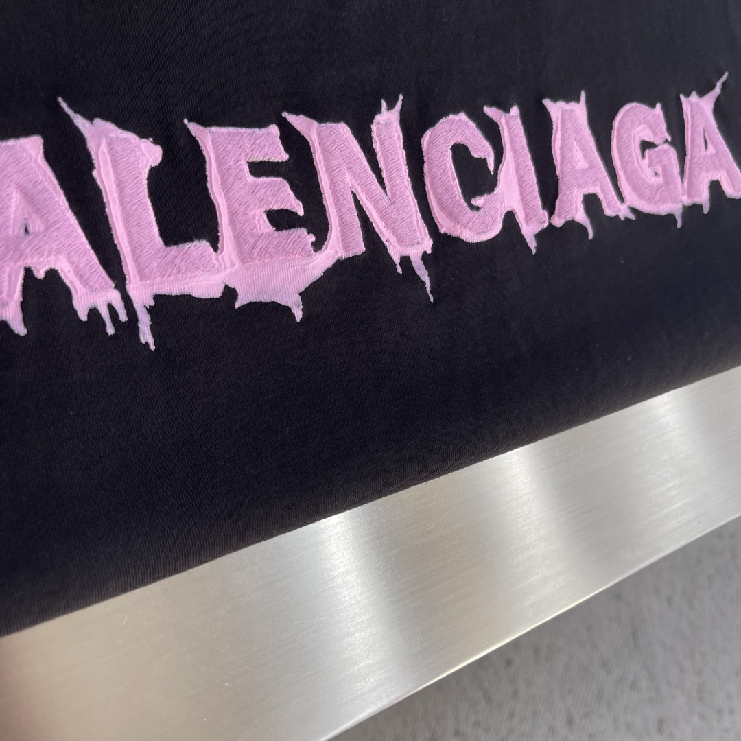 -Balenciag    标识字母短袖定制秘境柔感平纹棉 细腻柔软 舒适贴肤 以雾感炭铅黑为底 沉谧无