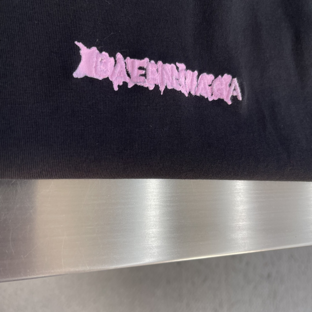 -Balenciag    标识字母短袖定制秘境柔感平纹棉 细腻柔软 舒适贴肤 以雾感炭铅黑为底 沉谧无